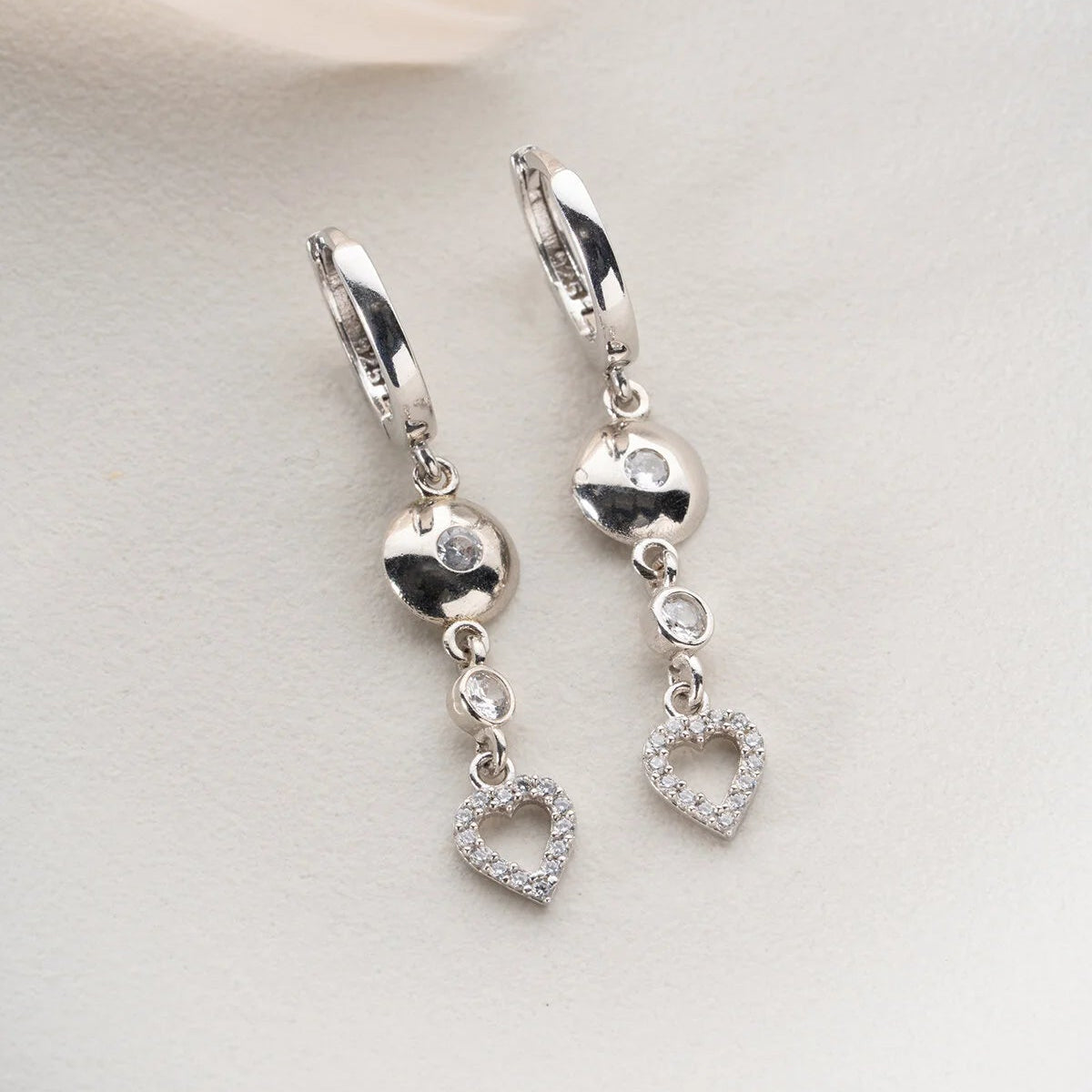 Boucles d'oreilles en forme de coeur en argent avec pierres