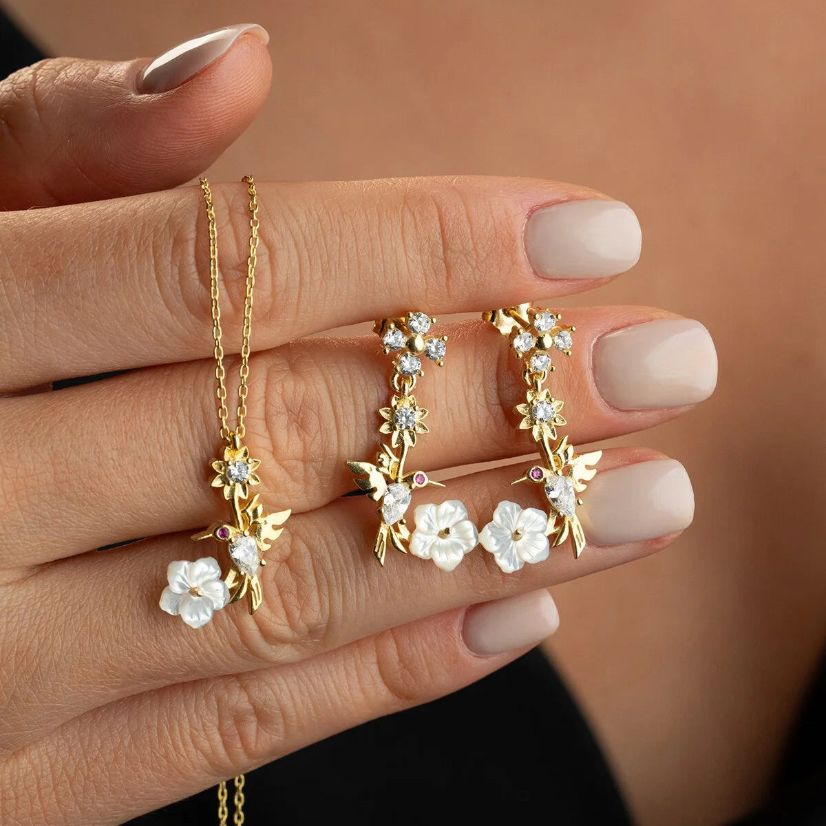 «Mira Vogel» – Ensemble collier et boucles d'oreilles en nacre