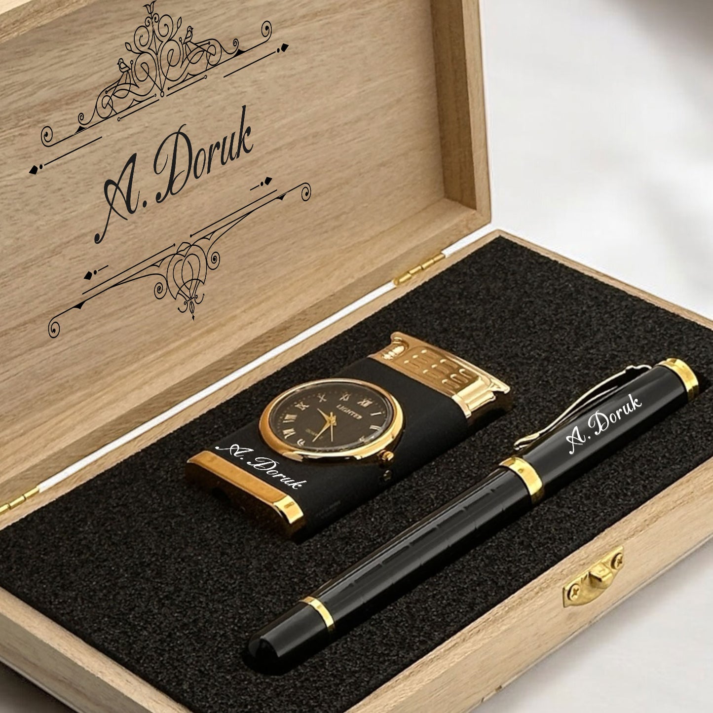 Persoonlijk Gegraveerde Aansteker met Horloge en Rollerpen Geschenkset - In Houten Doos