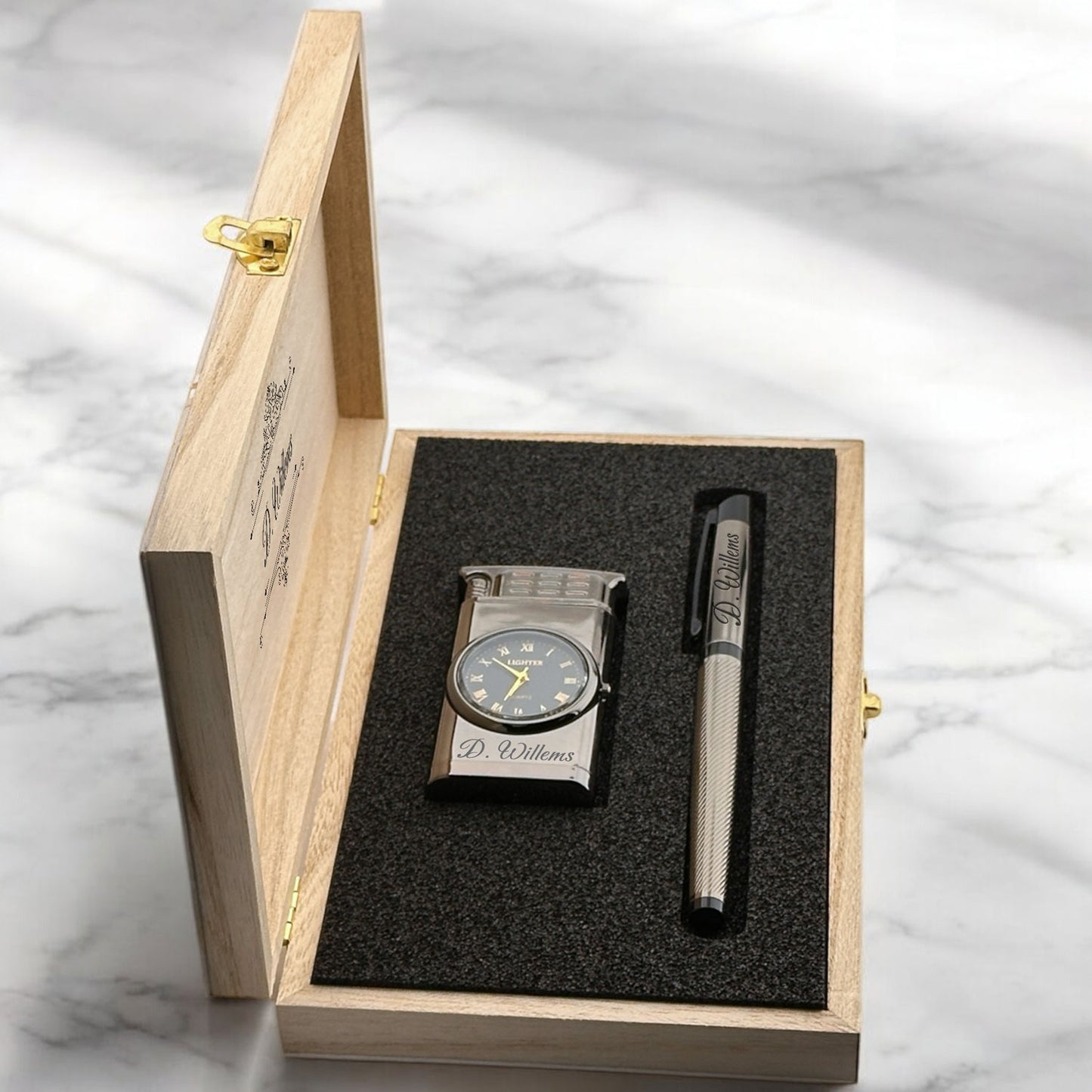Briquet gravé personnellement avec montre et stylo à bille, coffret cadeau – dans une boîte en bois D2