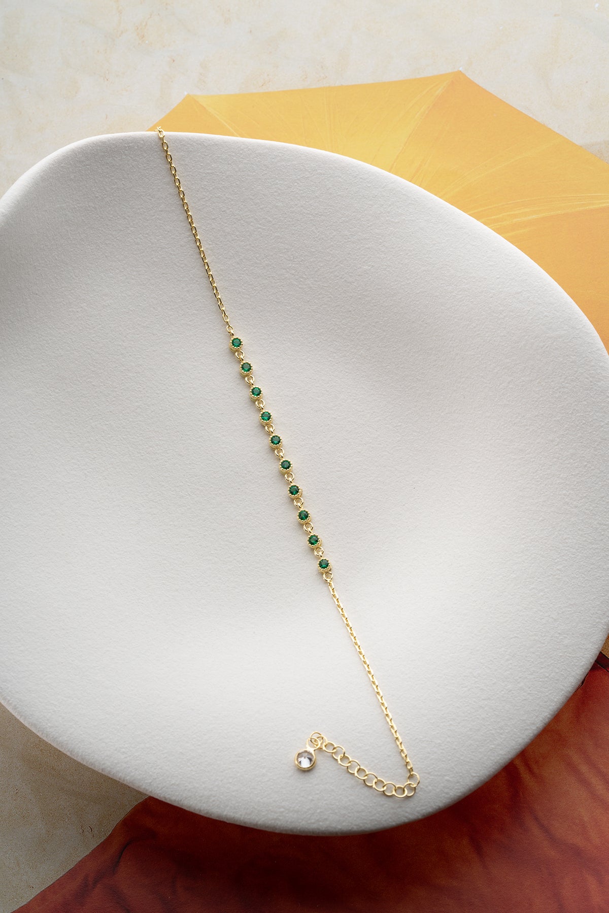 Bracelet fin avec des pierres vertes émeraude - doré
