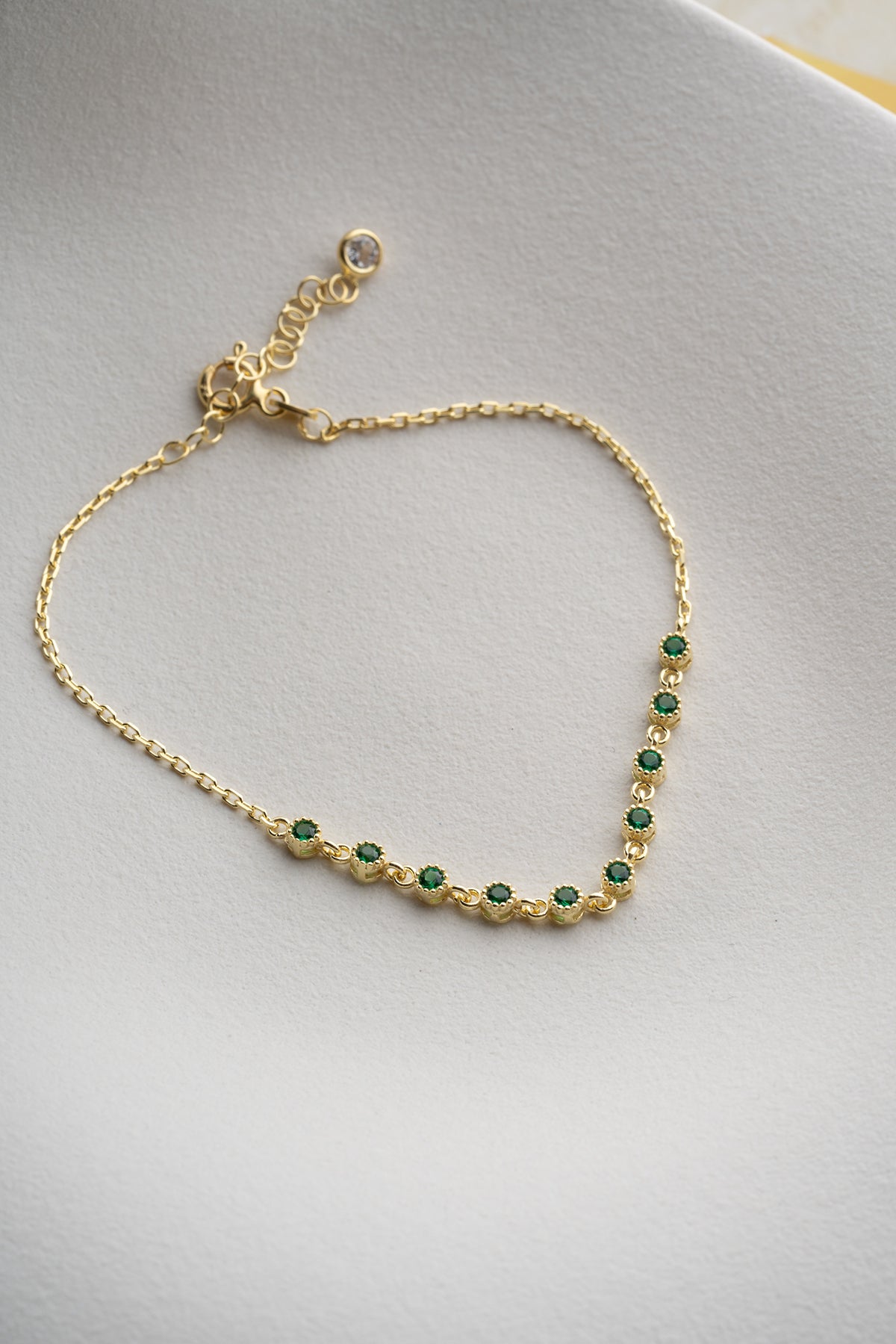 Bracelet fin avec des pierres vertes émeraude - doré