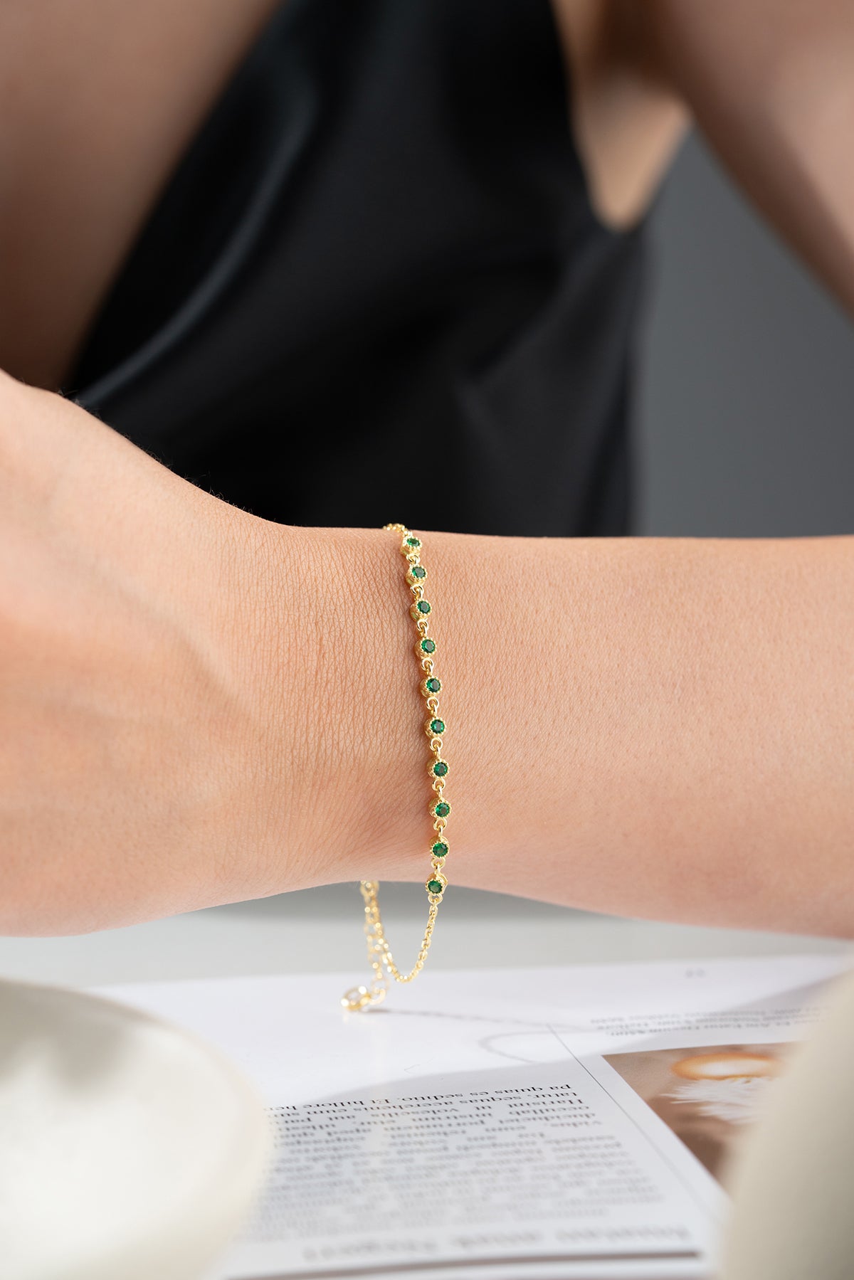 Bracelet fin avec des pierres vertes émeraude - doré