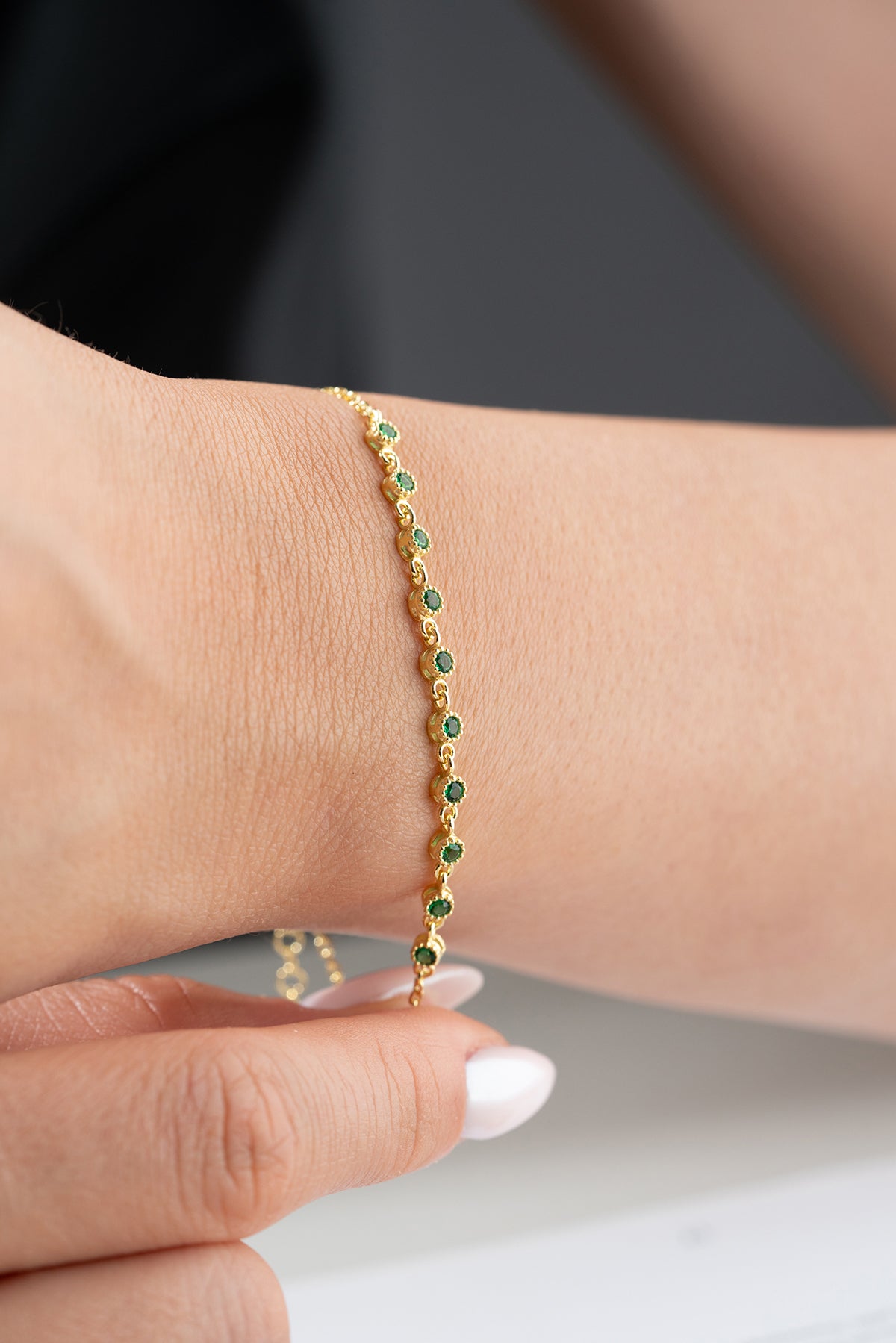 Bracelet fin avec des pierres vertes émeraude - doré