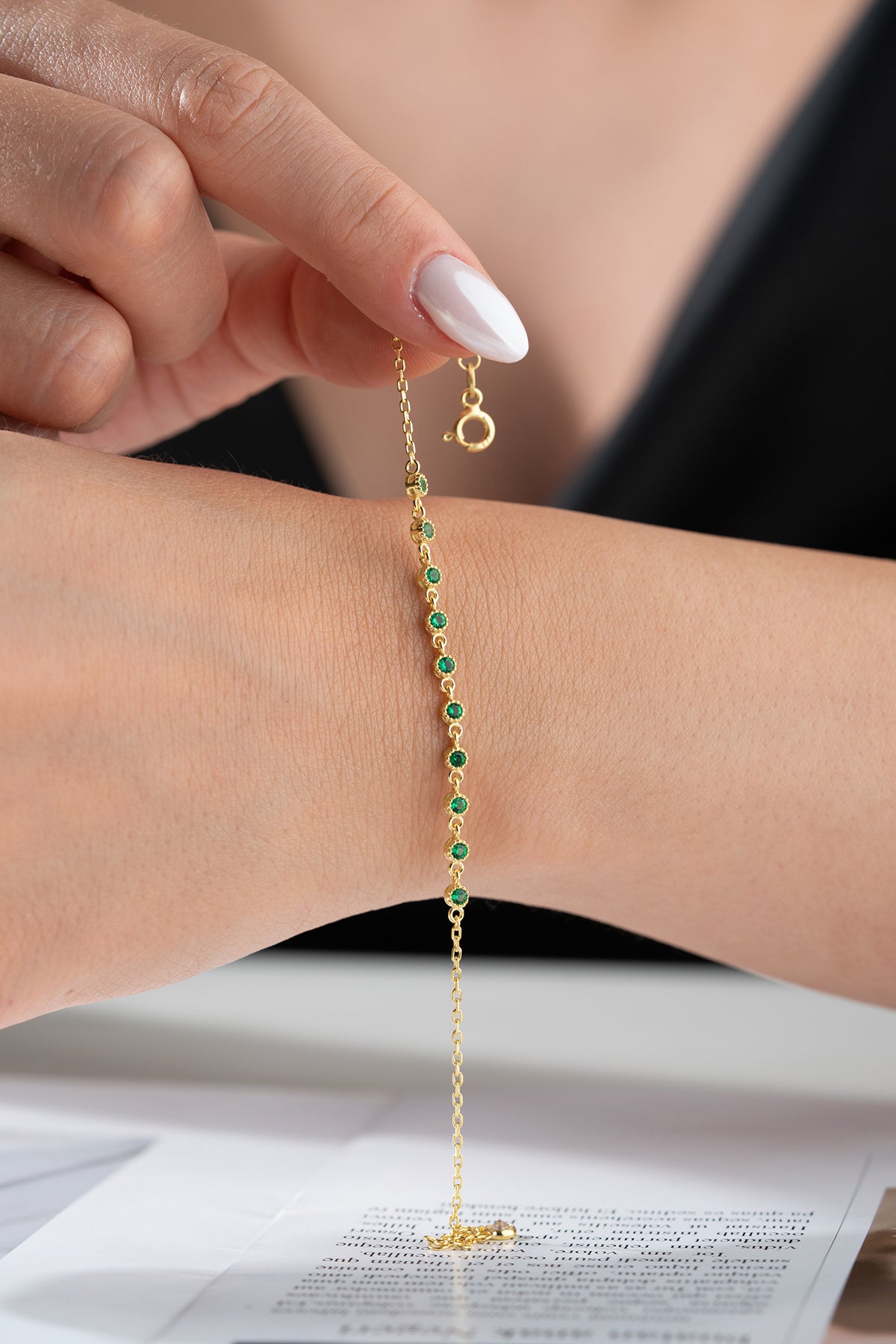 Bracelet fin avec des pierres vertes émeraude - doré