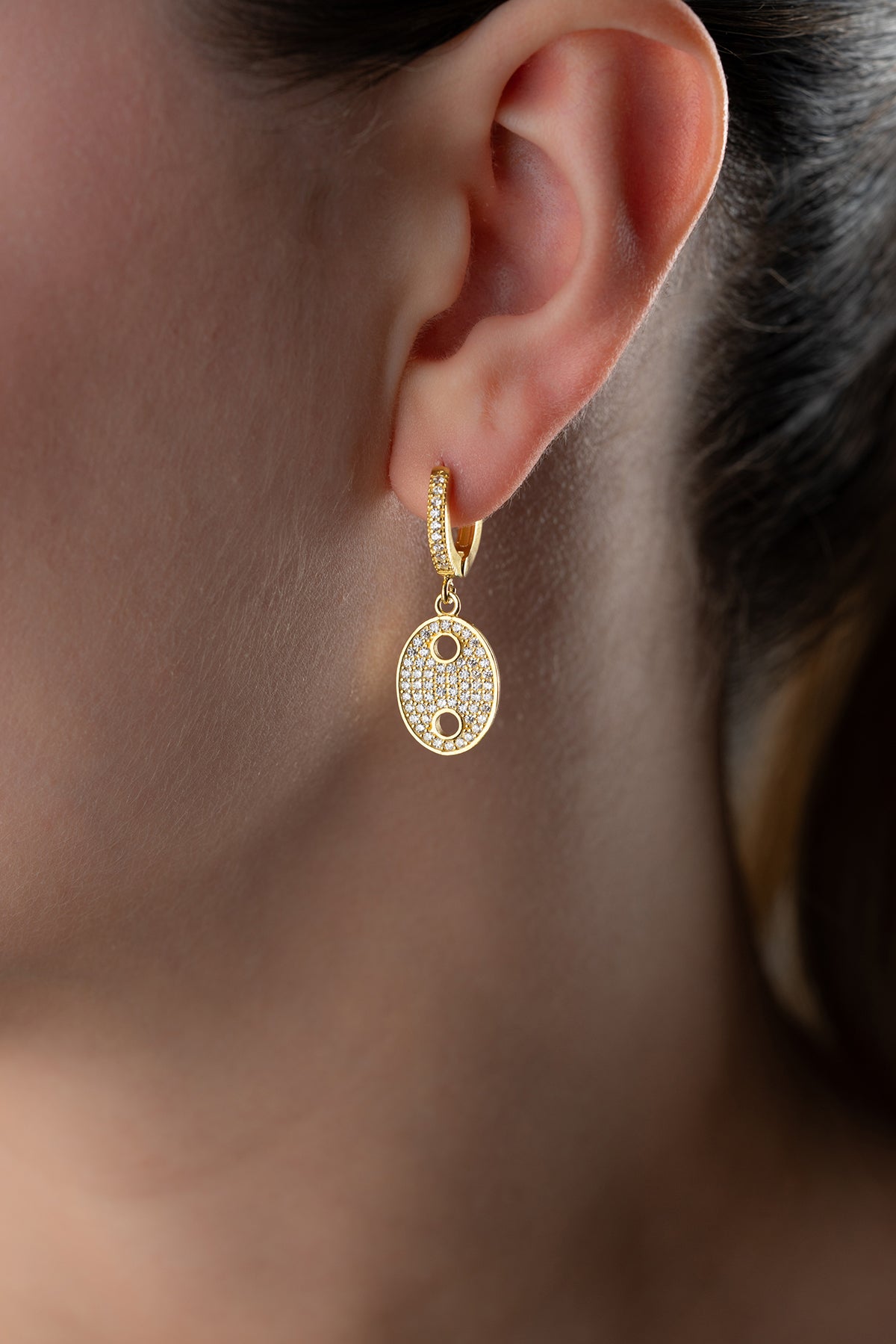 Boucles d'oreilles en or ovale avec des pierres en zircone