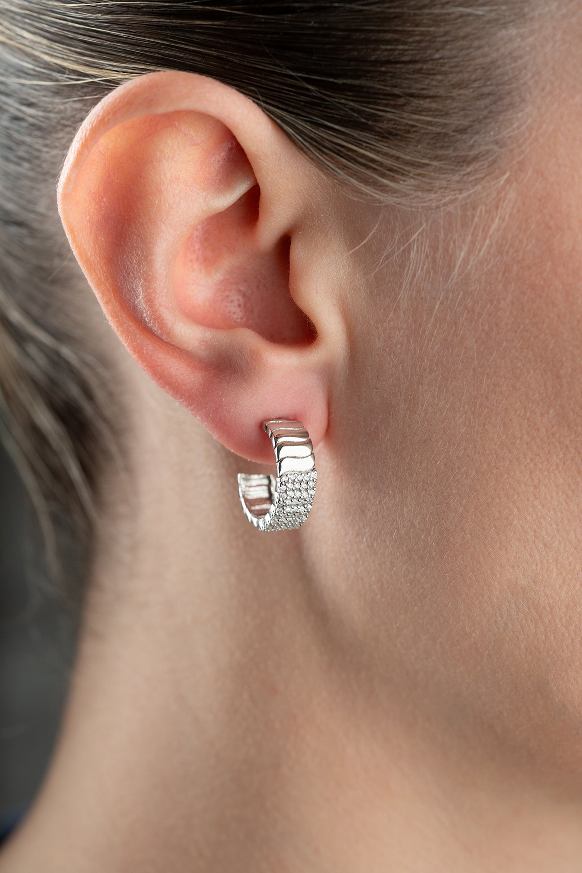 Boucles d'oreilles côtelées en argent avec des pierres de zircon