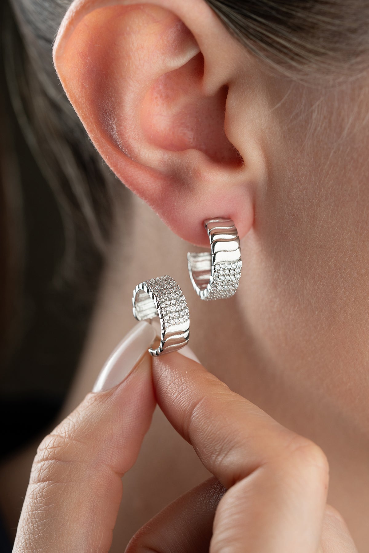 Boucles d'oreilles côtelées en argent avec des pierres de zircon