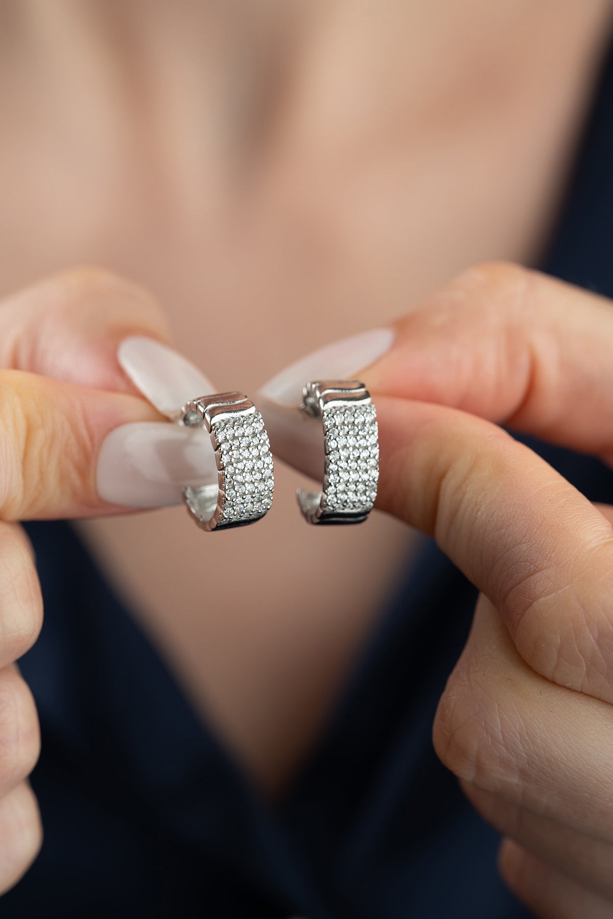 Boucles d'oreilles côtelées en argent avec des pierres de zircon