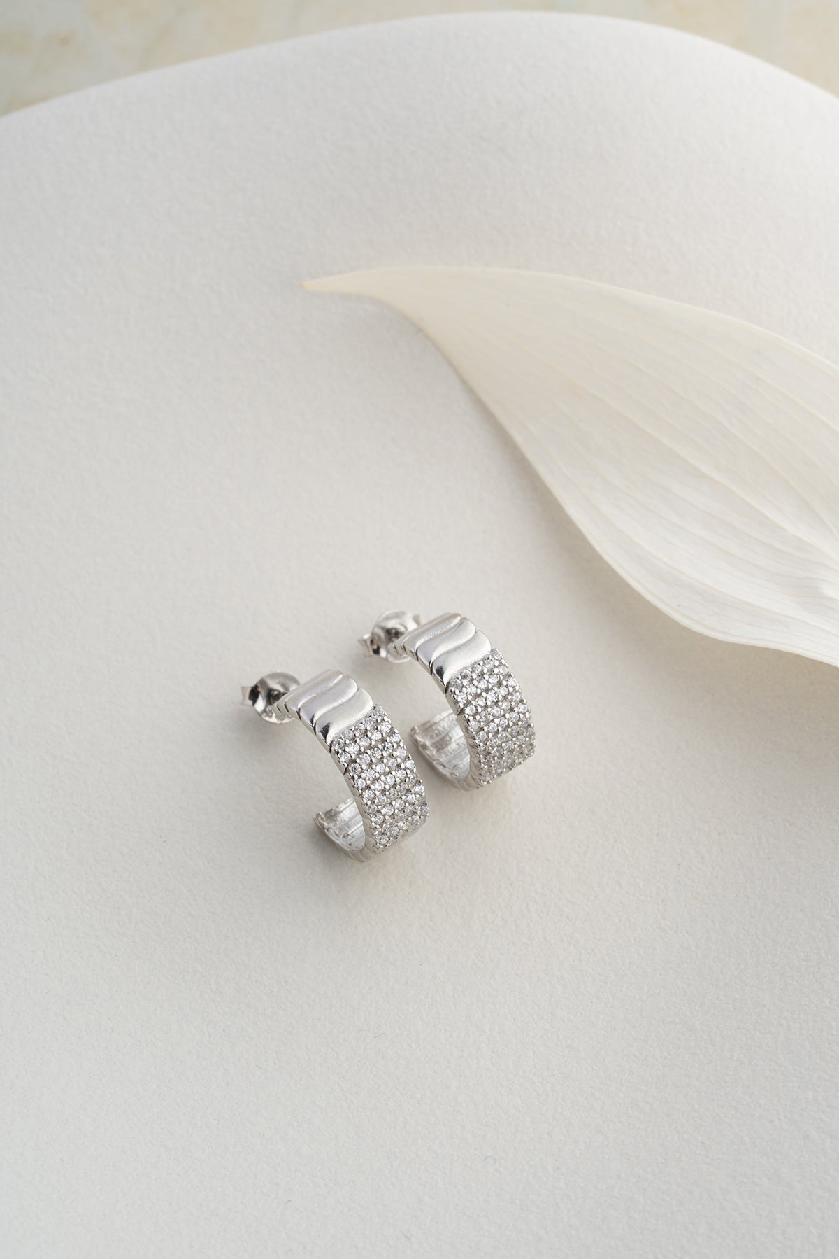 Boucles d'oreilles côtelées en argent avec des pierres de zircon