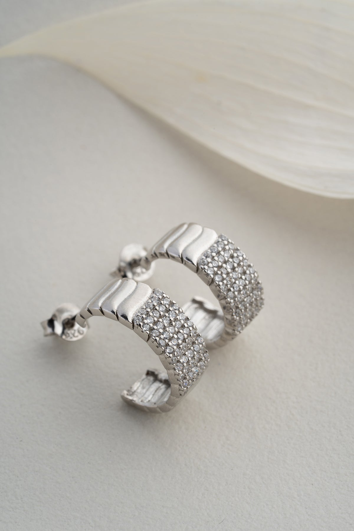 Boucles d'oreilles côtelées en argent avec des pierres de zircon