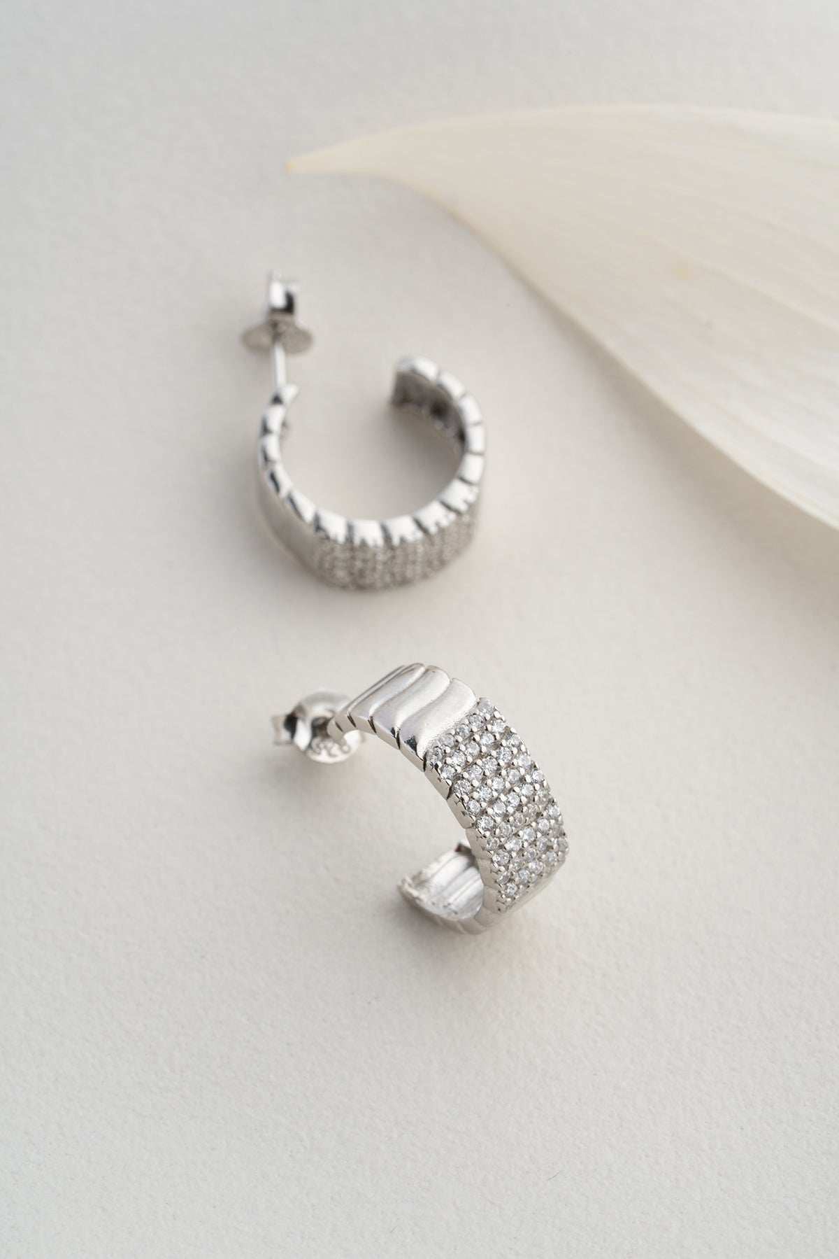 Boucles d'oreilles côtelées en argent avec des pierres de zircon