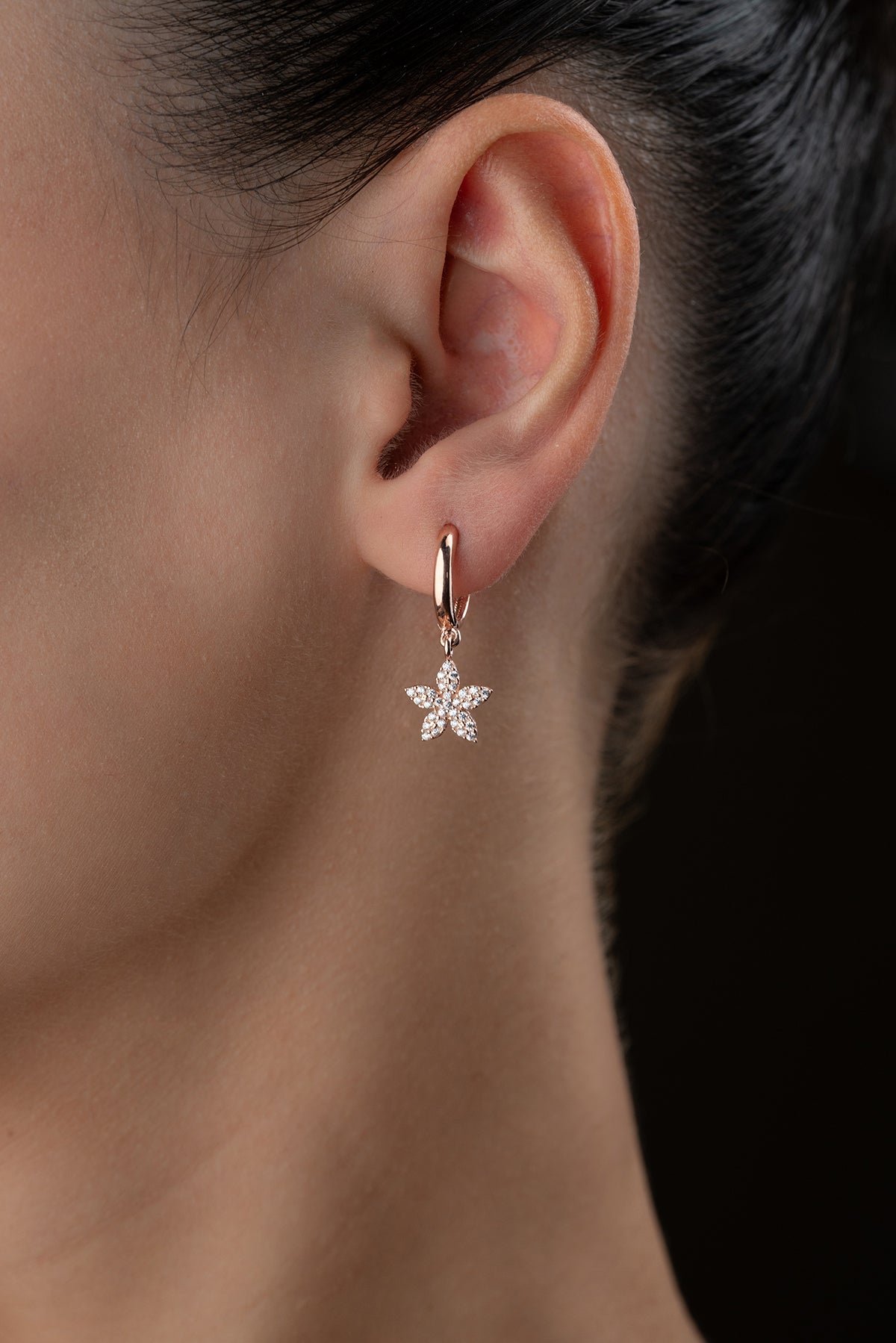 Boucles d'oreilles couleur or rose avec pendentif fleur