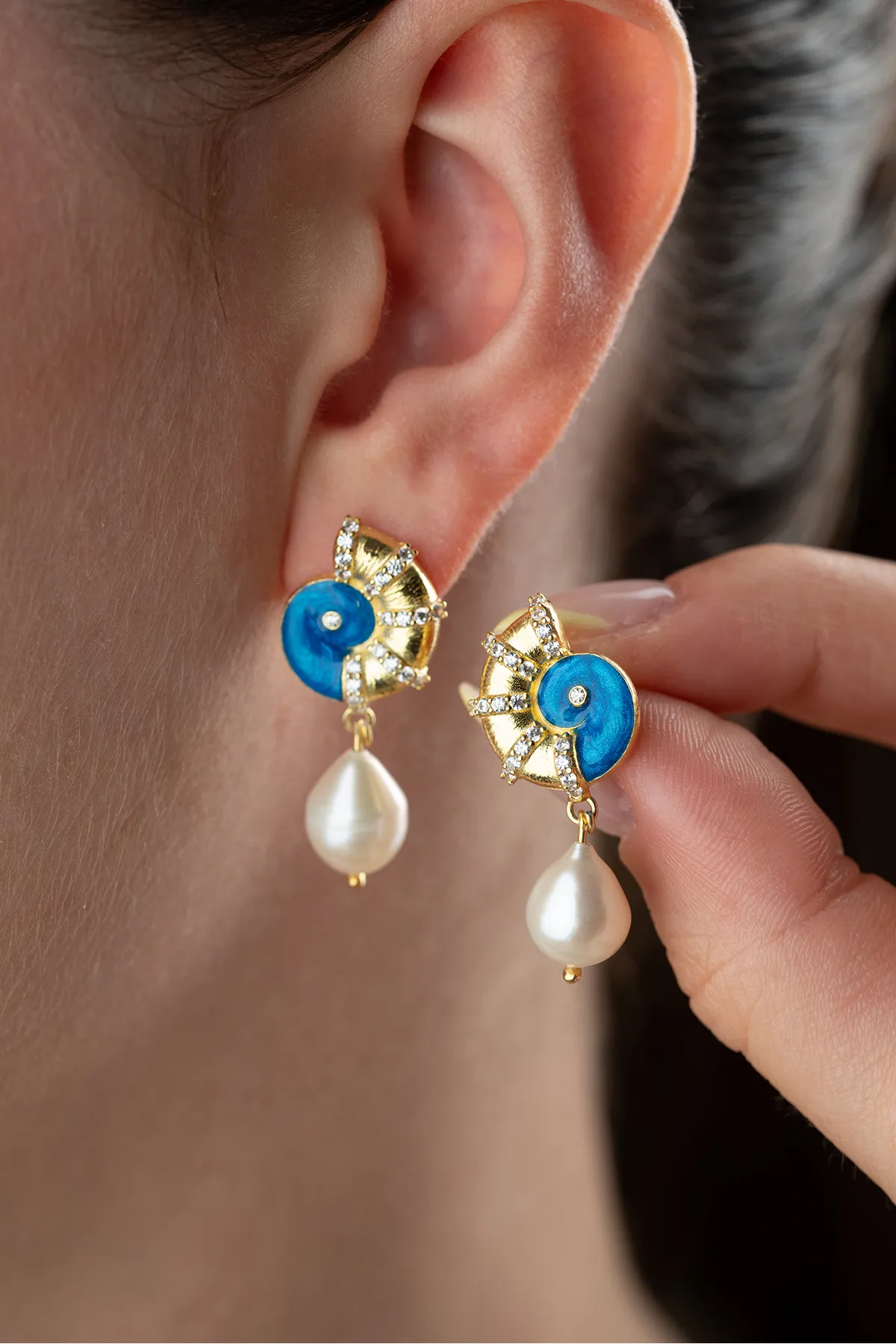 Blauwe Emaille Schelp Oorbellen met Parel