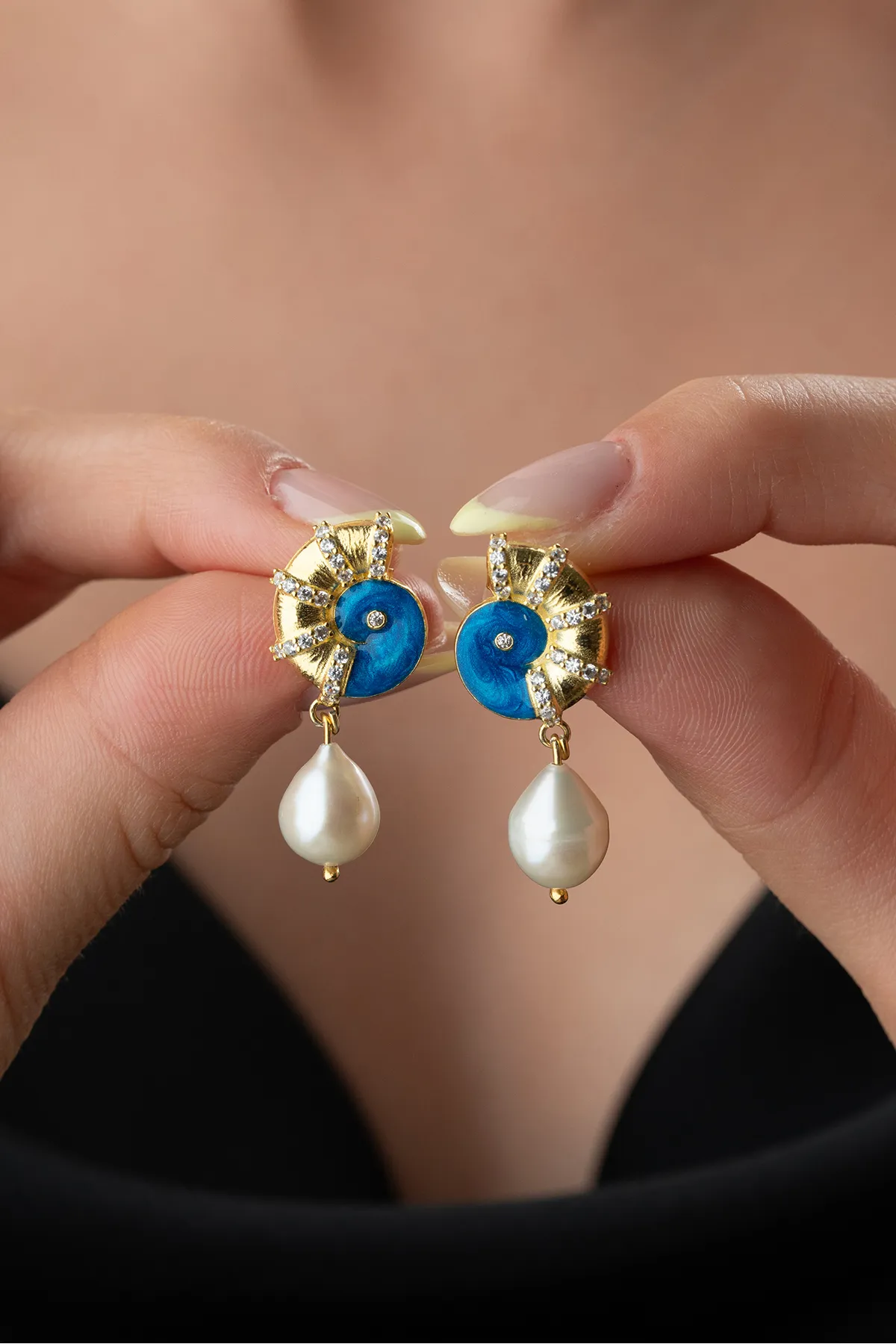 Blauwe Emaille Schelp Oorbellen met Parel