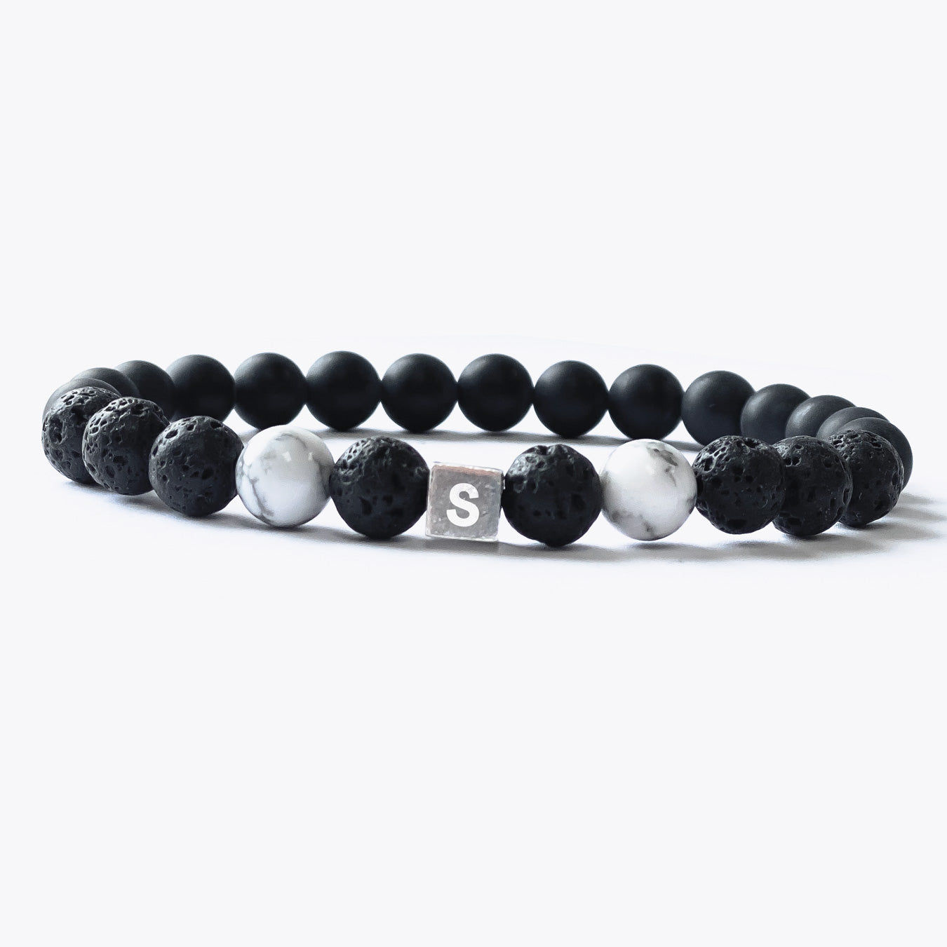 Bracelet perlé avec lettre