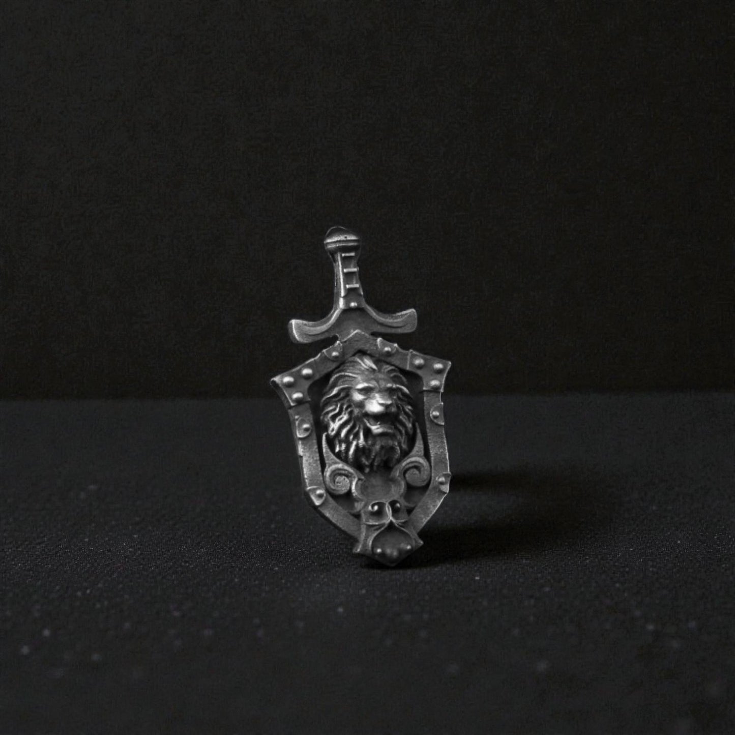 925 Silver Lion Pendant en design de bouclier