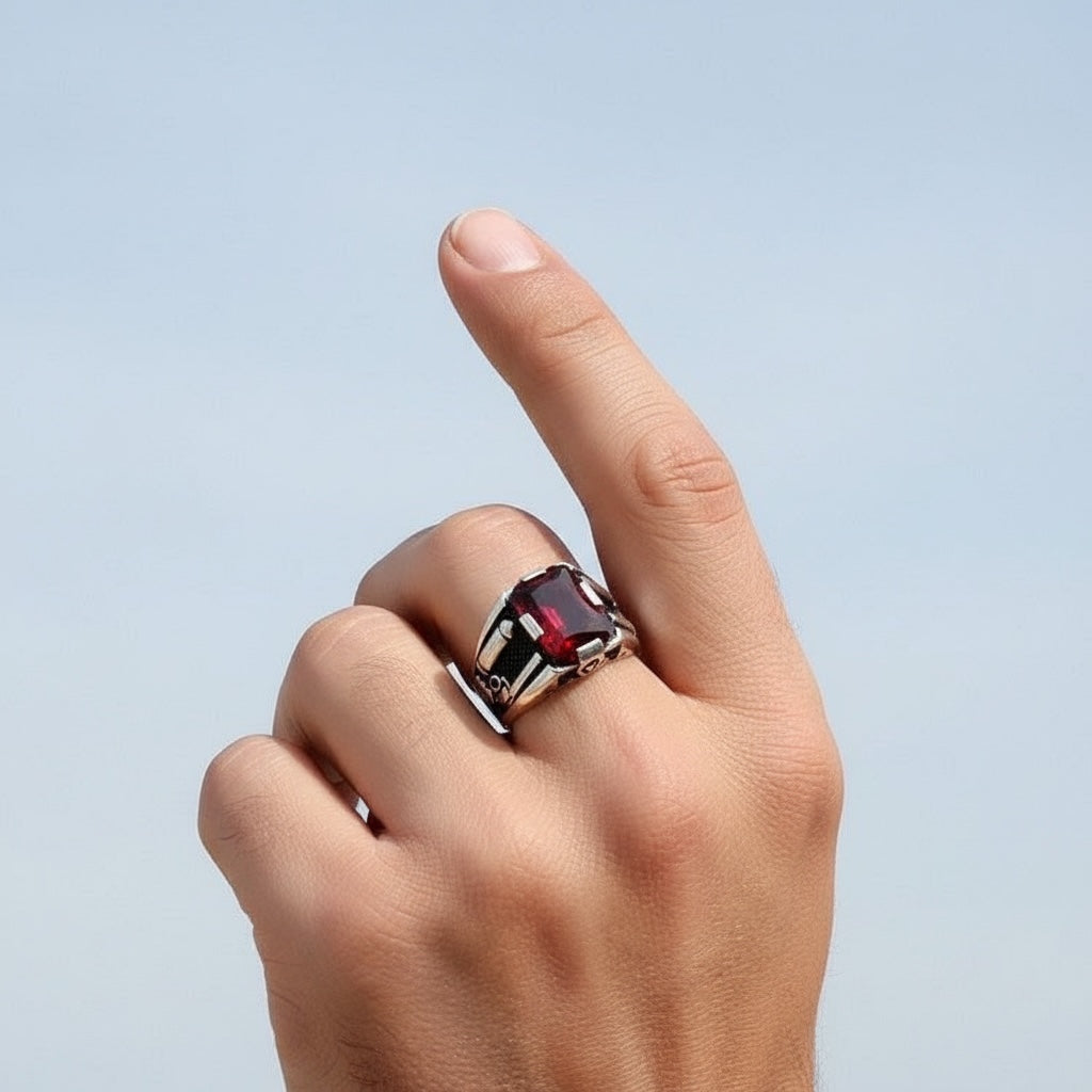 925 Anneau d'hommes argentés à la pierre rouge
