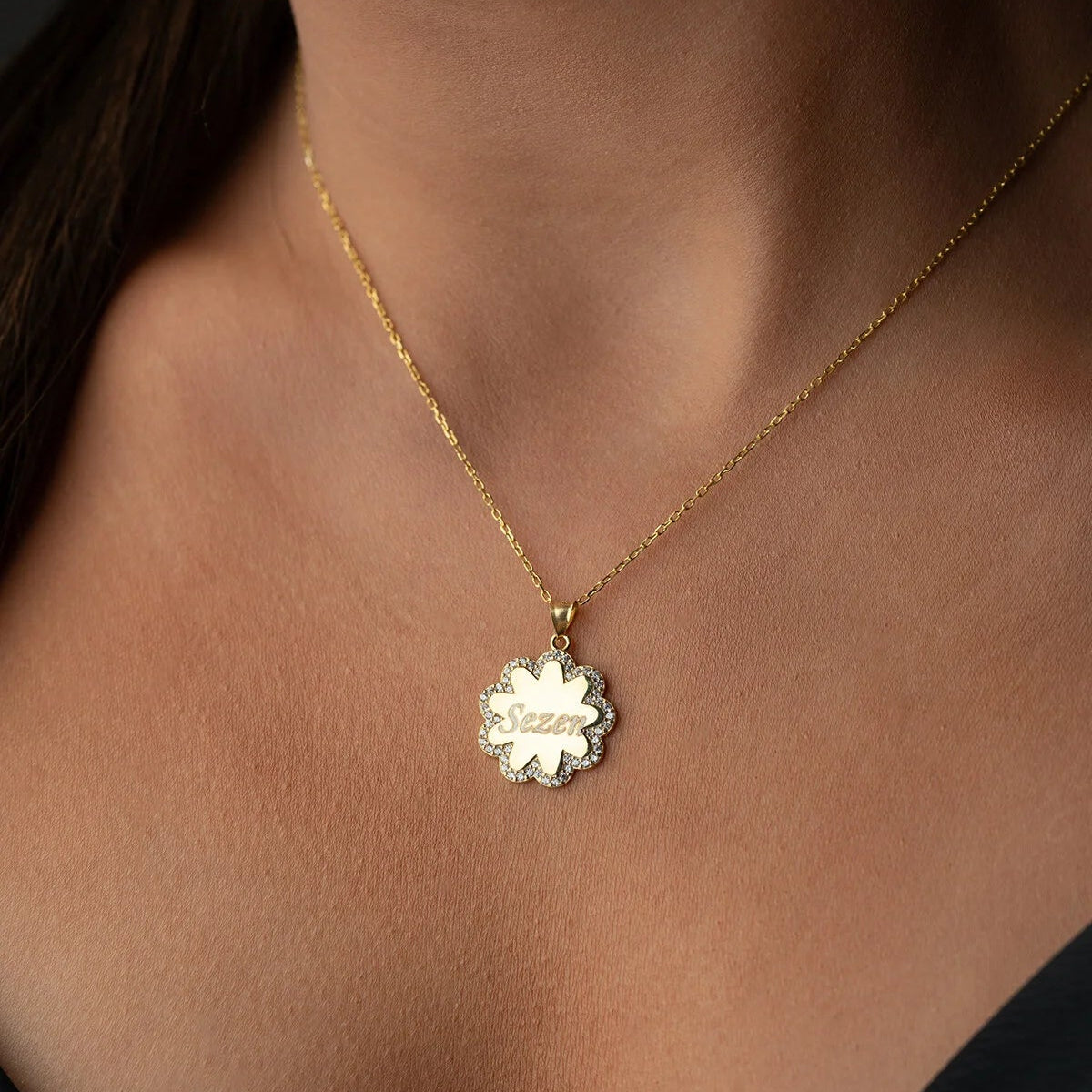 Persoonlijke naamketting ‘Sezen’ met bloemdesign en fijne ketting