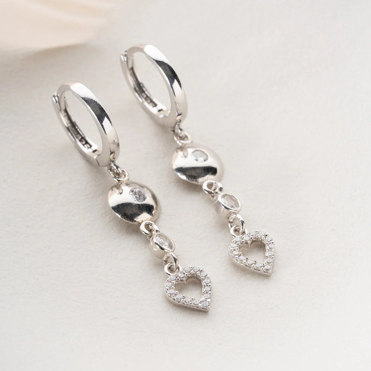 Boucles d'oreilles en forme de coeur en argent avec pierres