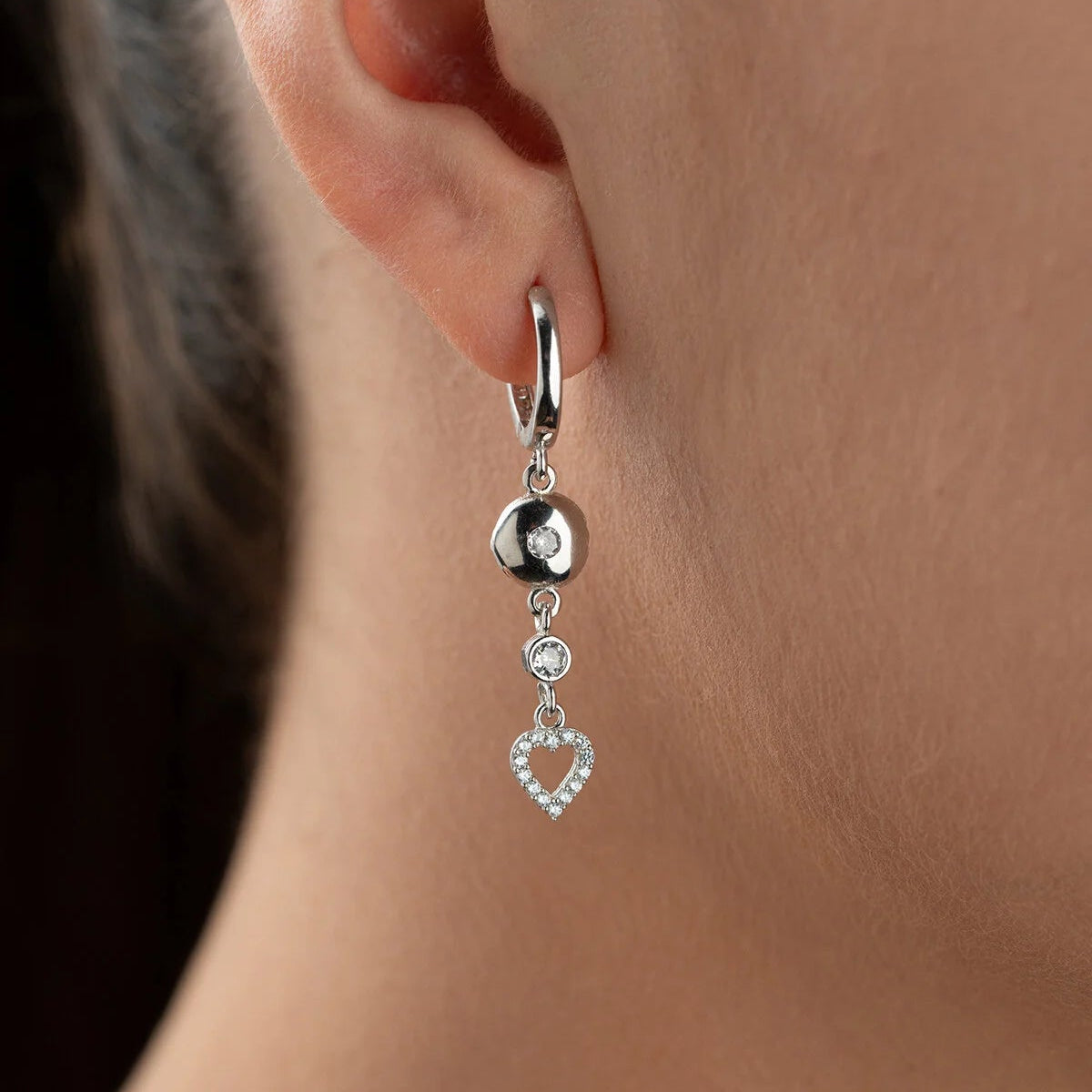 Boucles d'oreilles en forme de coeur en argent avec pierres