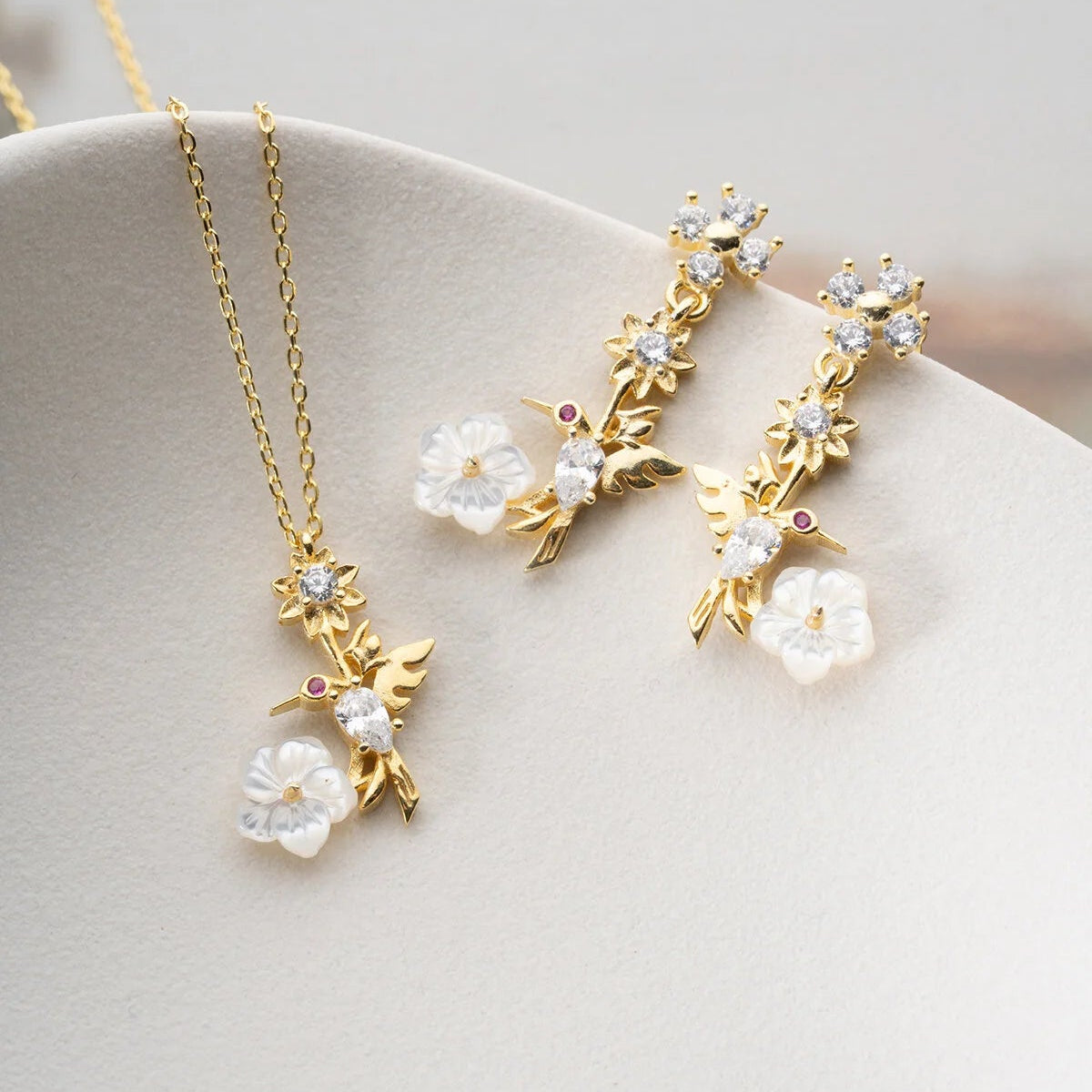 «Mira Vogel» – Ensemble collier et boucles d'oreilles en nacre