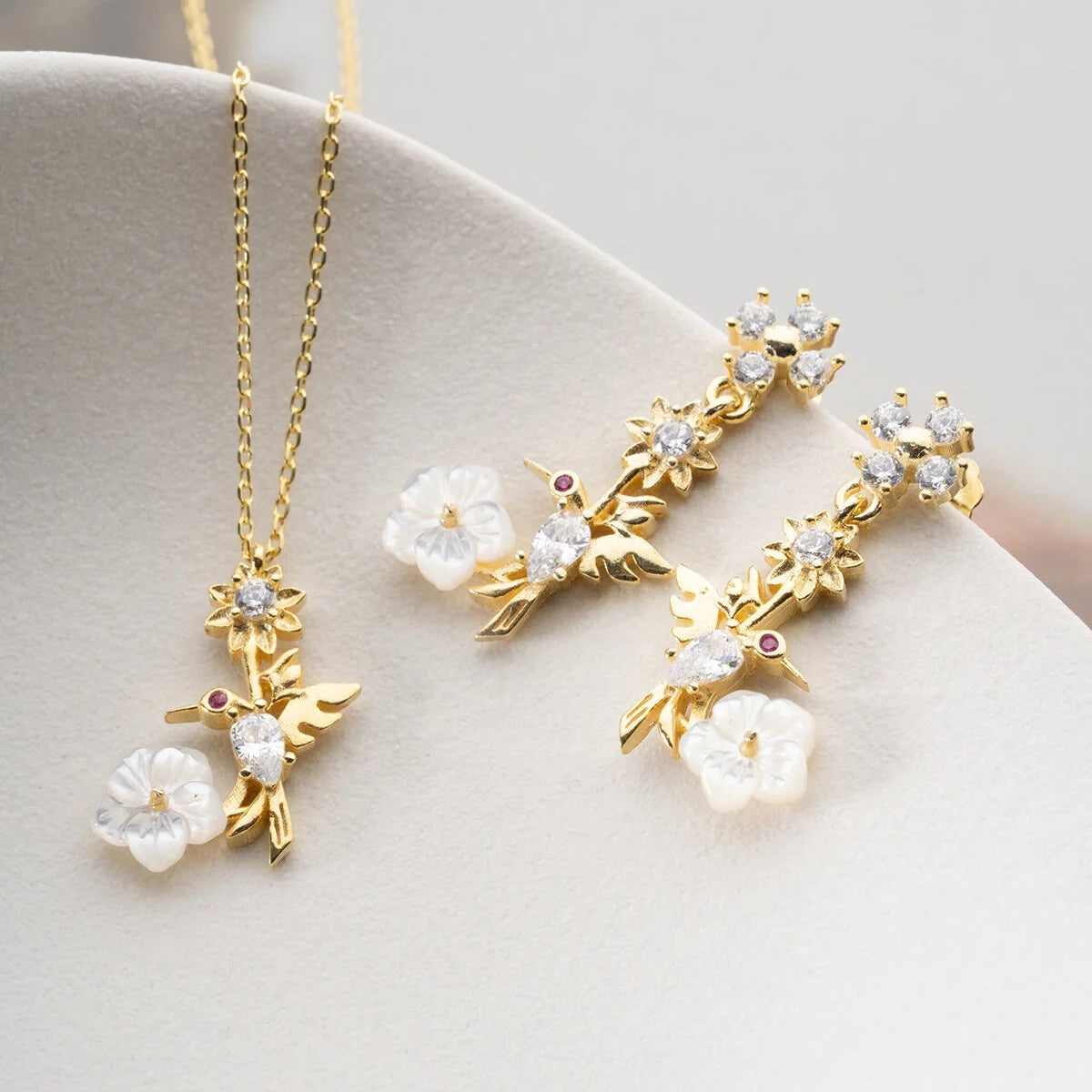 «Mira Vogel» – Ensemble collier et boucles d'oreilles en nacre