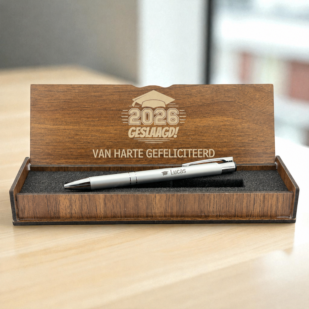 Stylo à bille gravé personnellement dans la boîte en bois - cadeau réussi