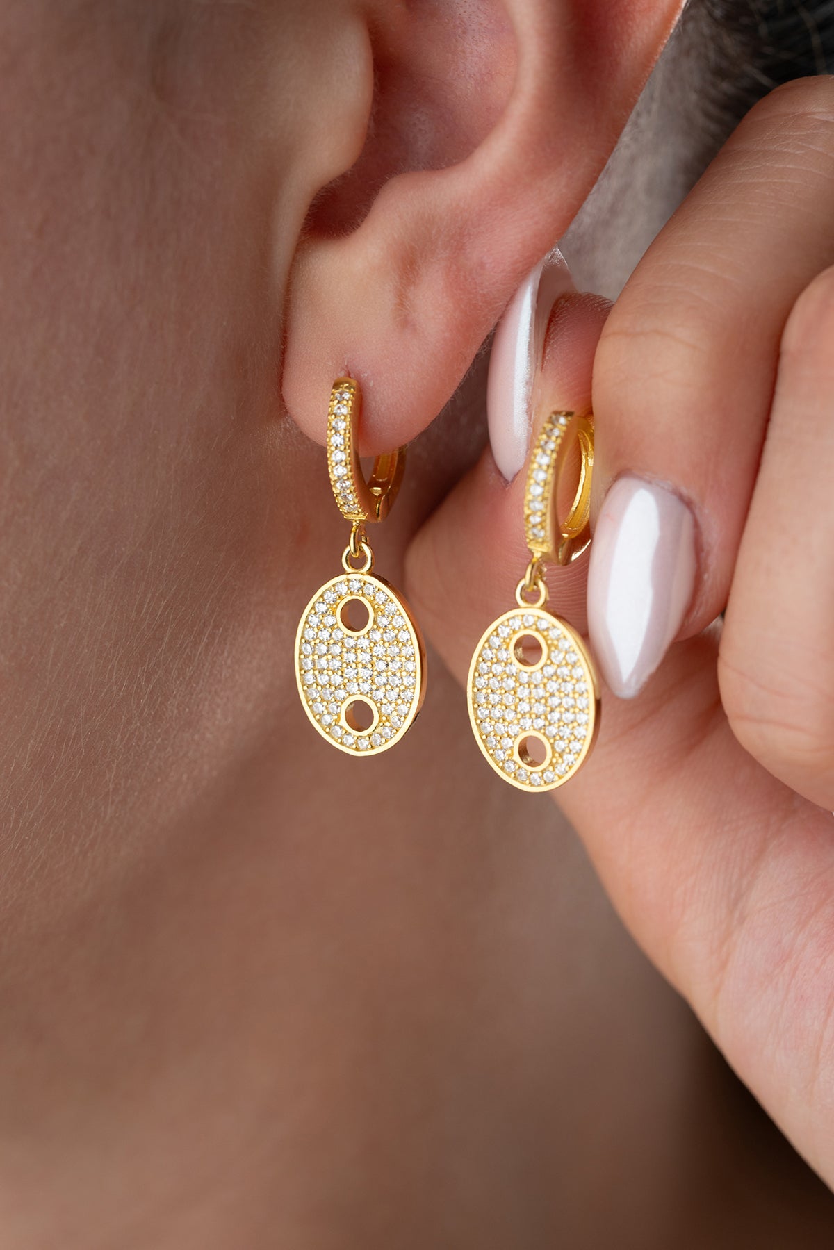 Boucles d'oreilles en or ovale avec des pierres en zircone
