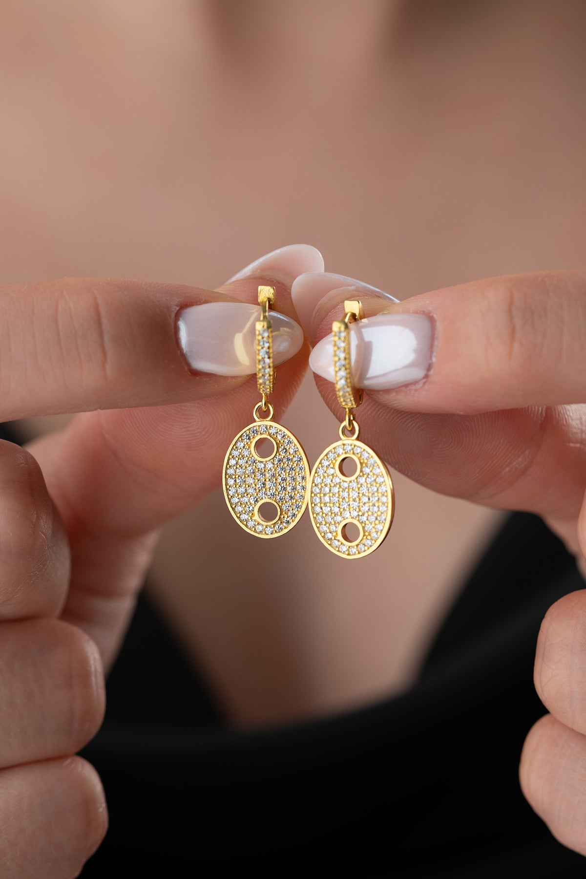 Boucles d'oreilles en or ovale avec des pierres en zircone