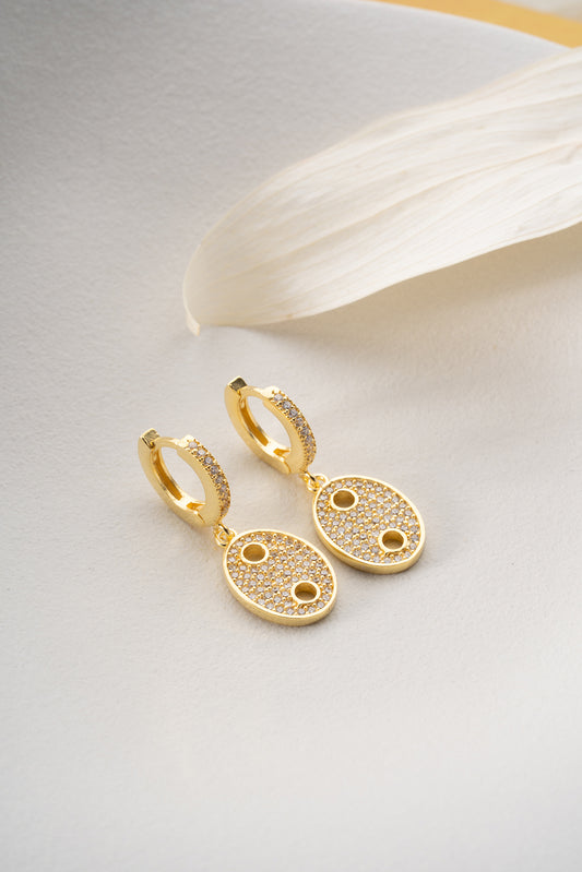 Boucles d'oreilles en or ovale avec des pierres en zircone