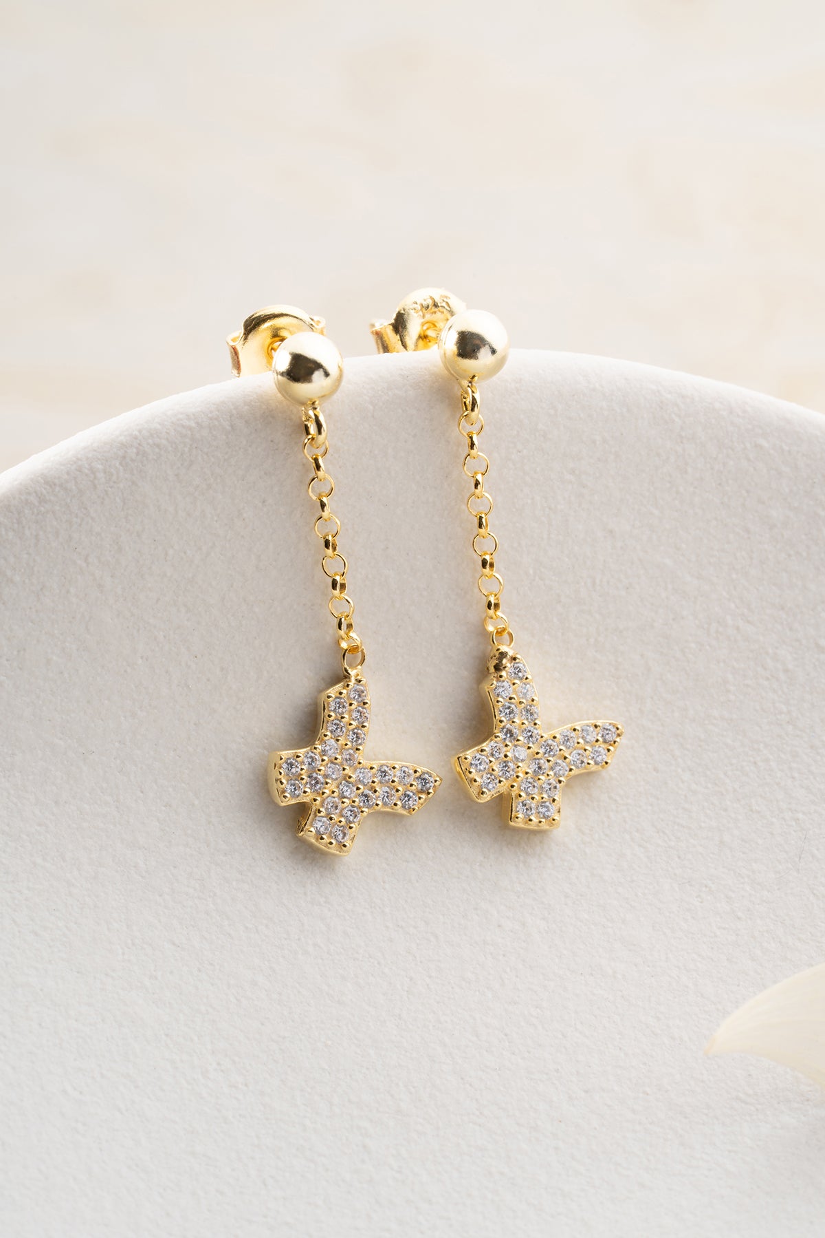 Boucles d'oreilles brillantes avec chaîne