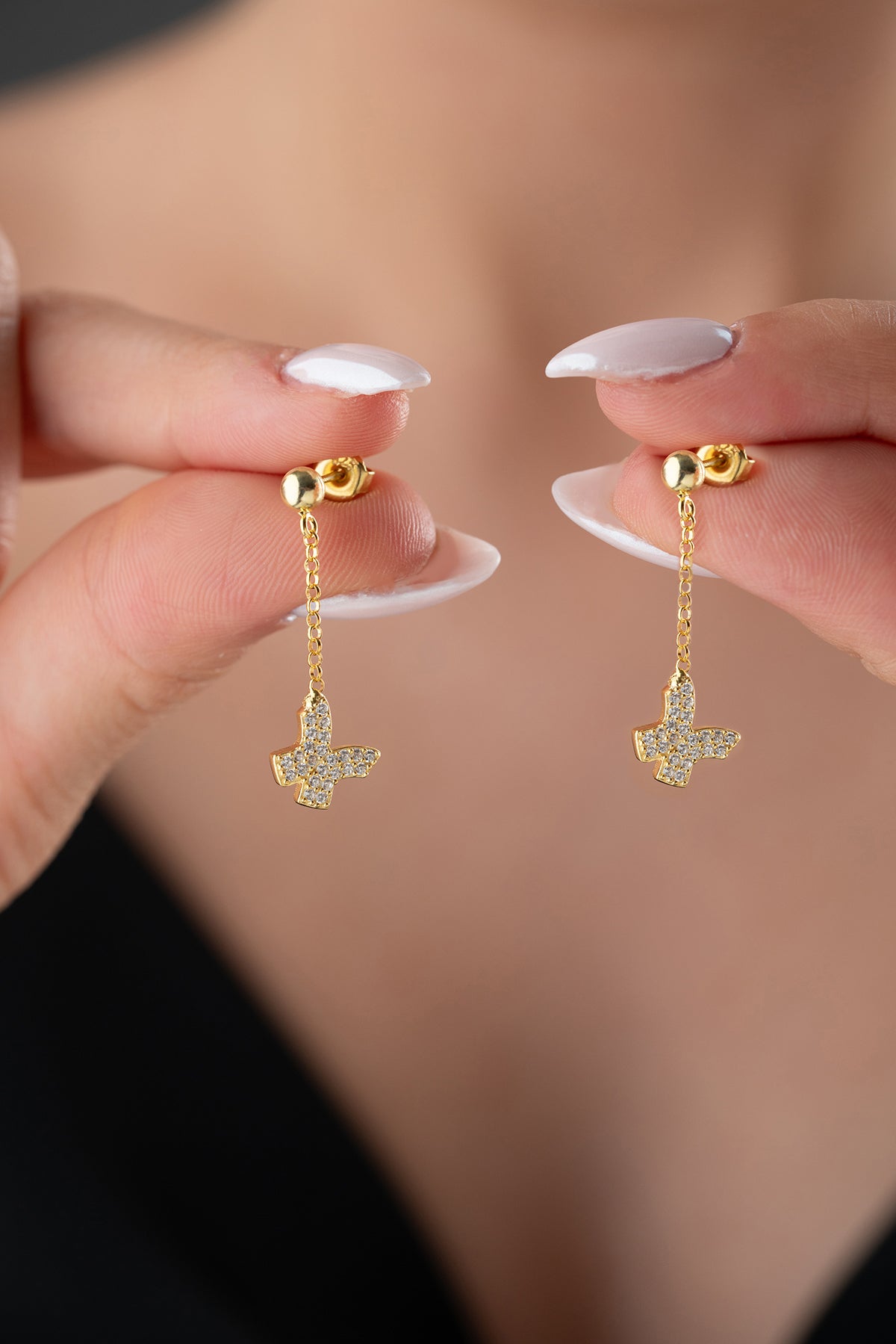 Boucles d'oreilles brillantes avec chaîne