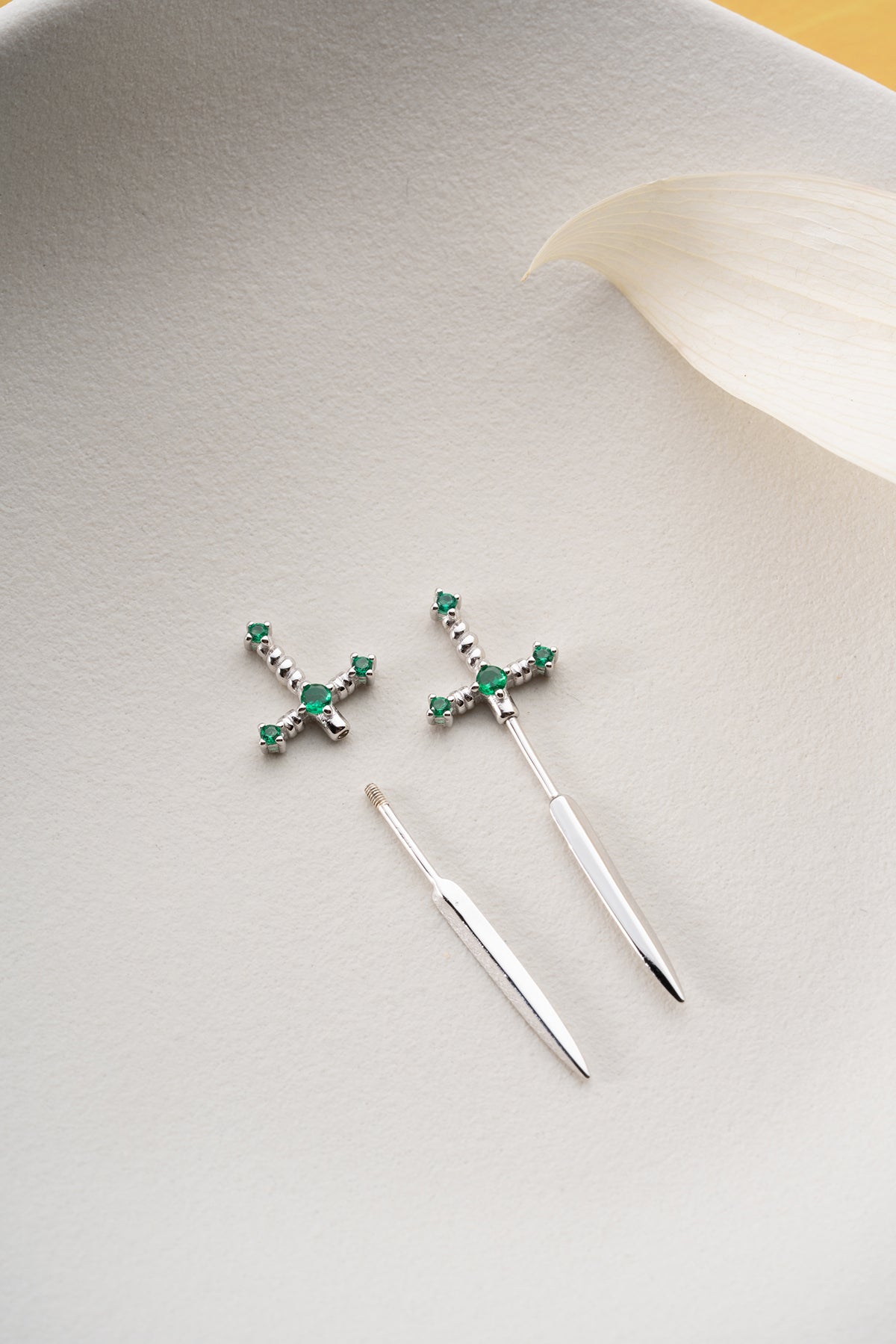 Boucle d'oreille d'épée en pierre verte - design minimaliste