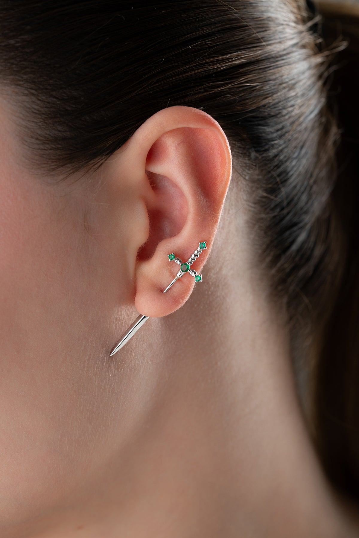 Boucle d'oreille d'épée en pierre verte - design minimaliste