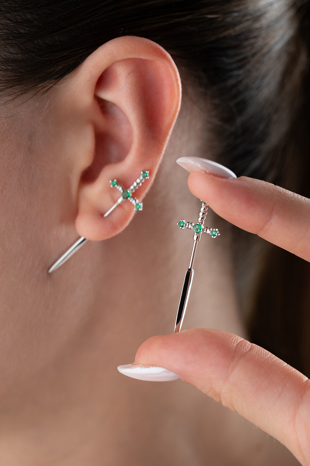 Boucle d'oreille d'épée en pierre verte - design minimaliste