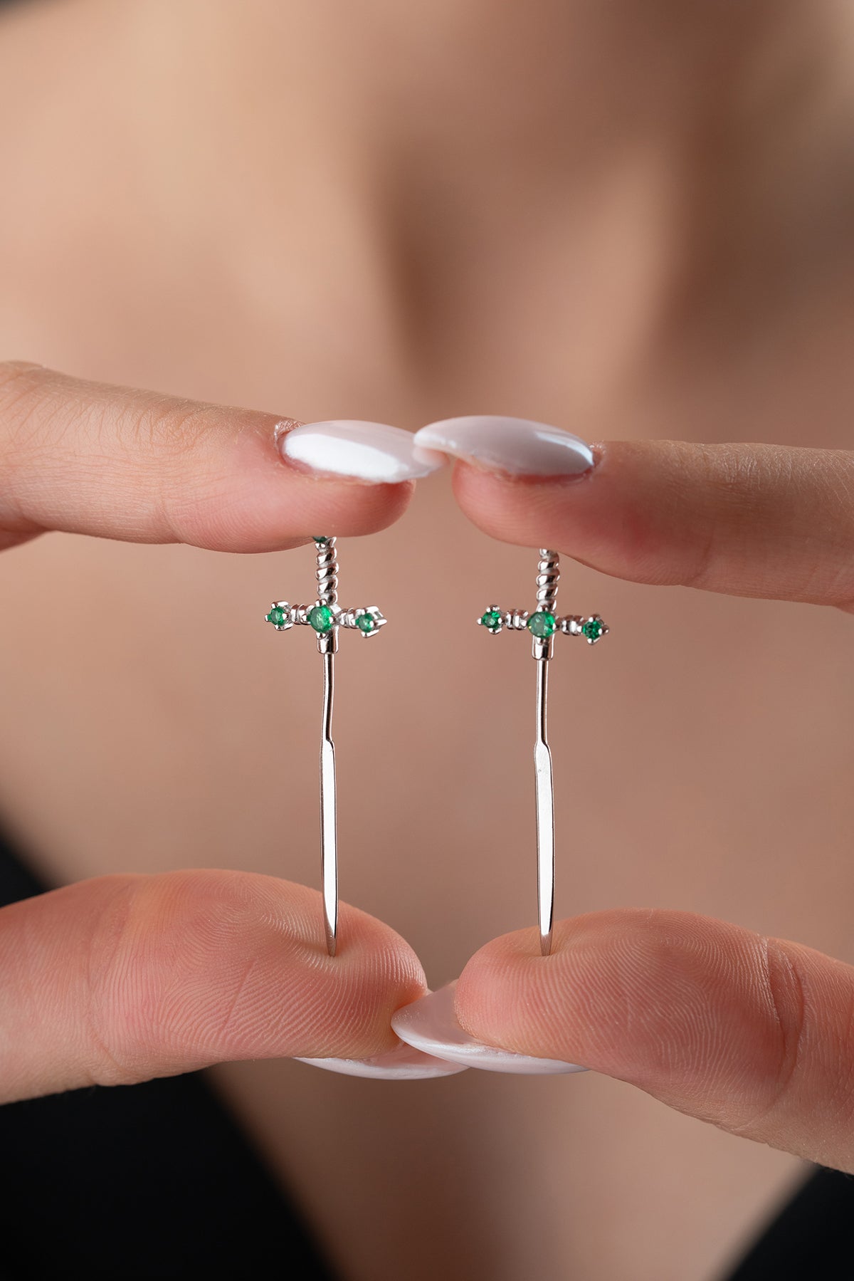 Boucle d'oreille d'épée en pierre verte - design minimaliste