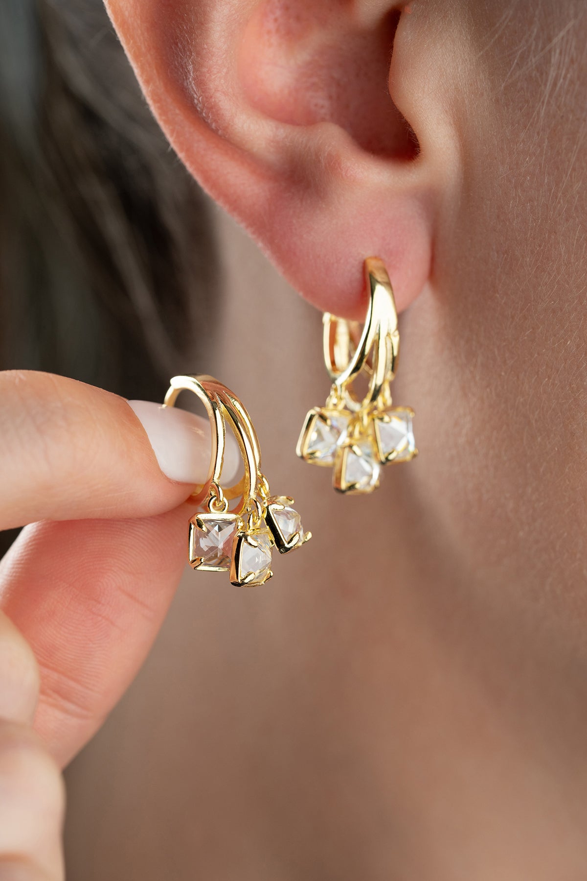 Boucles d'oreilles avec trois pierres suspendues - doré