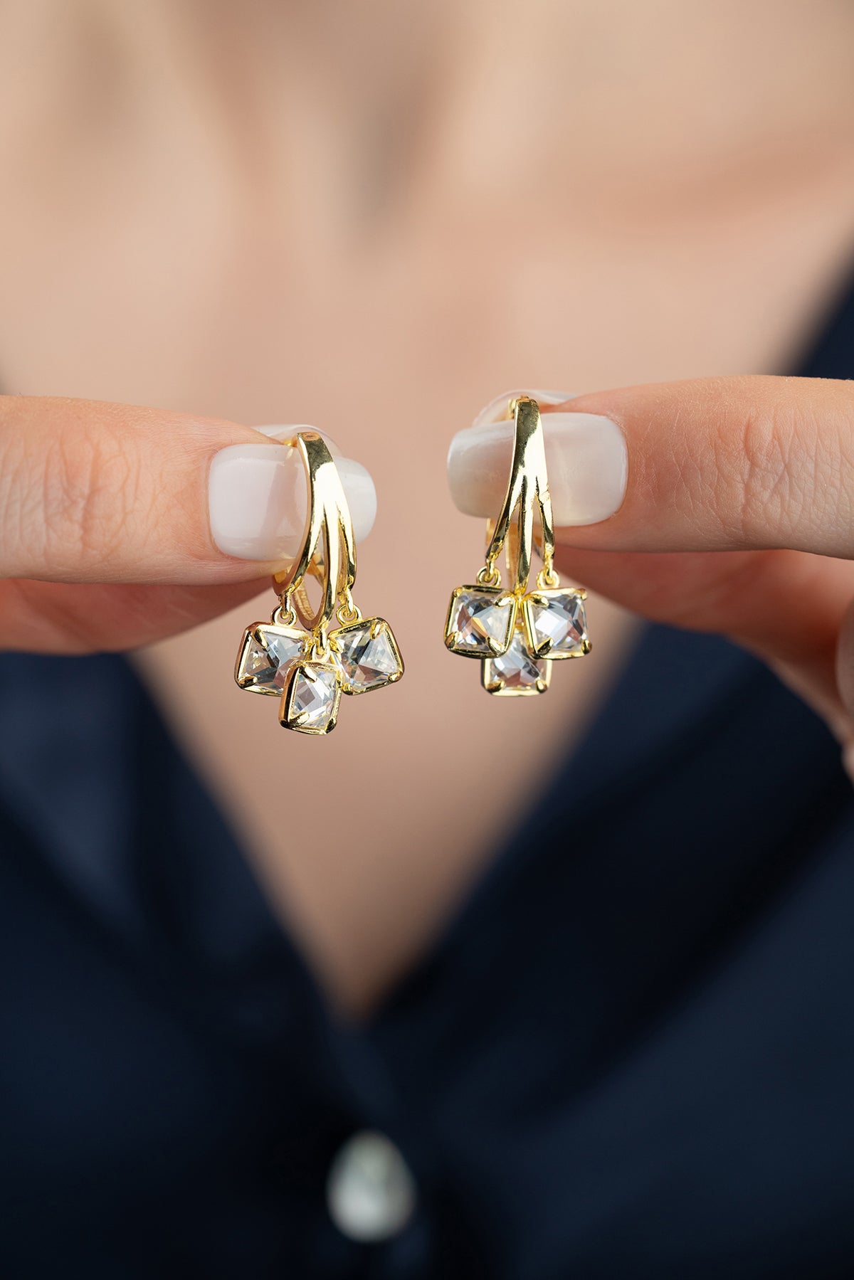 Boucles d'oreilles avec trois pierres suspendues - doré