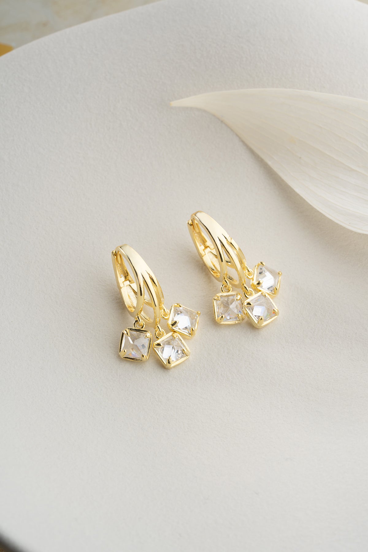 Boucles d'oreilles avec trois pierres suspendues - doré