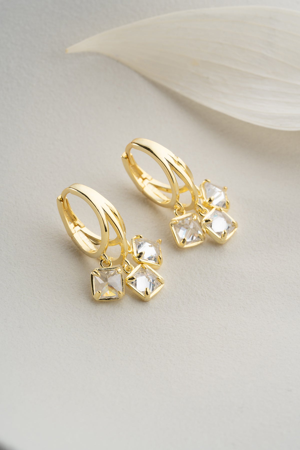 Boucles d'oreilles avec trois pierres suspendues - doré