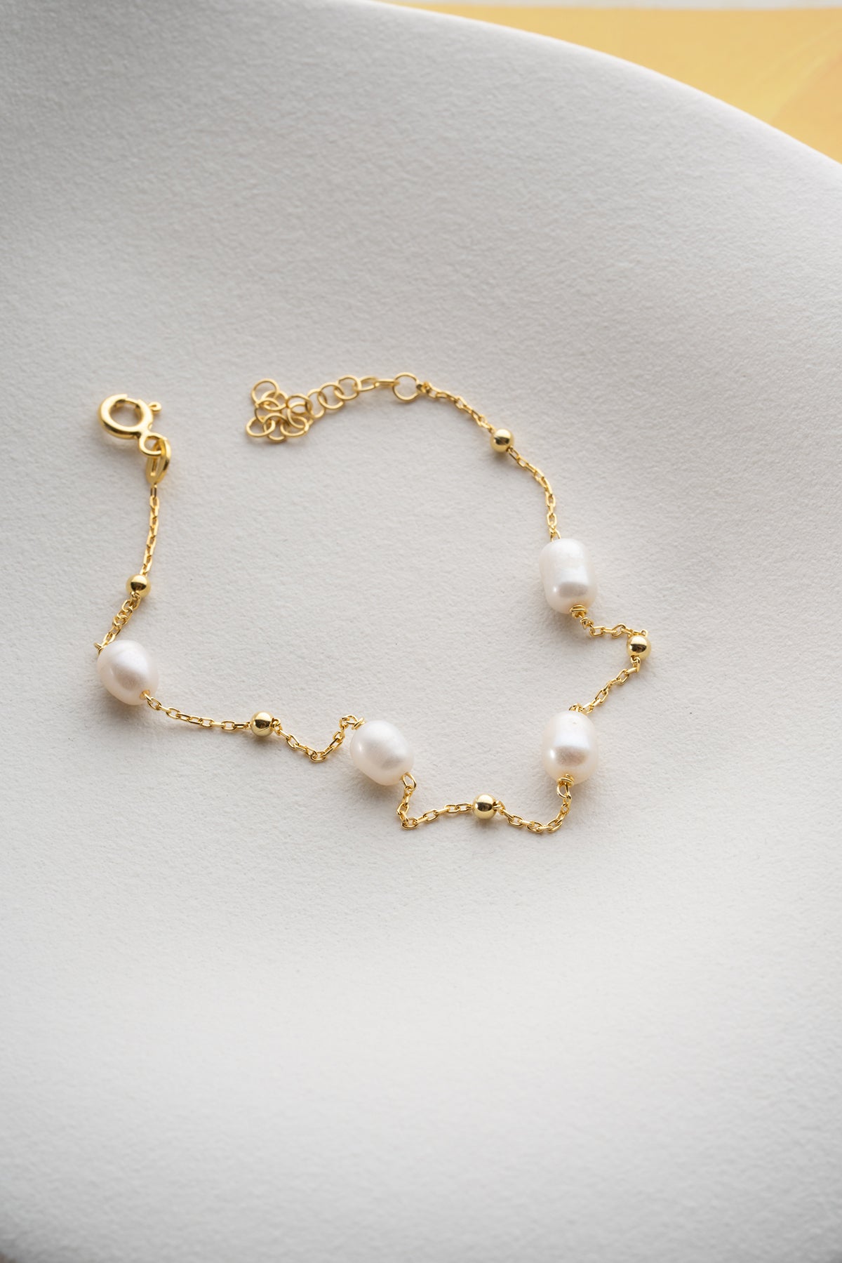 Bracelet fin avec perle et doré doré