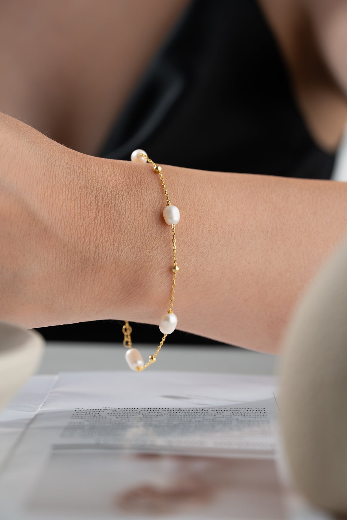 Bracelet fin avec perle et doré doré
