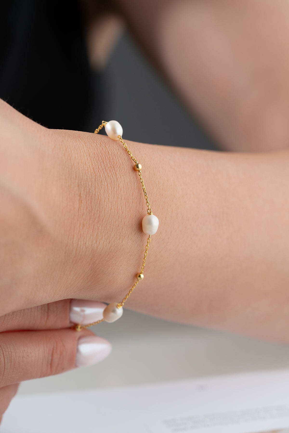Bracelet fin avec perle et doré doré