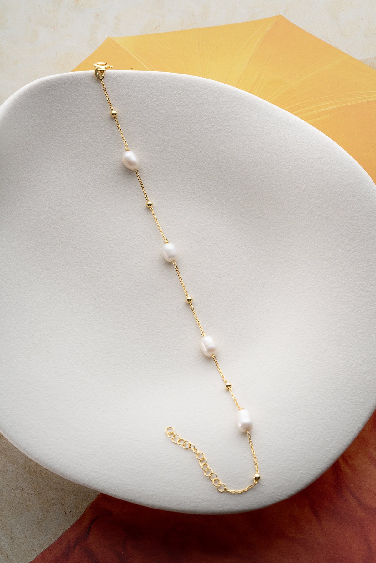 Bracelet fin avec perle et doré doré