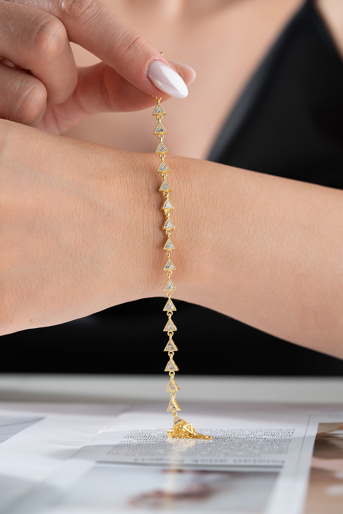 Bracelet en forme de triangle plaqué or & Zircone