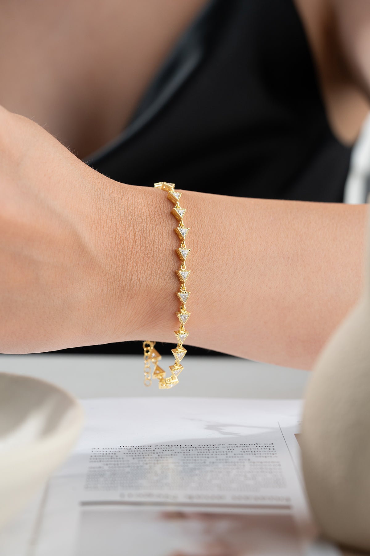 Bracelet en forme de triangle plaqué or & Zircone