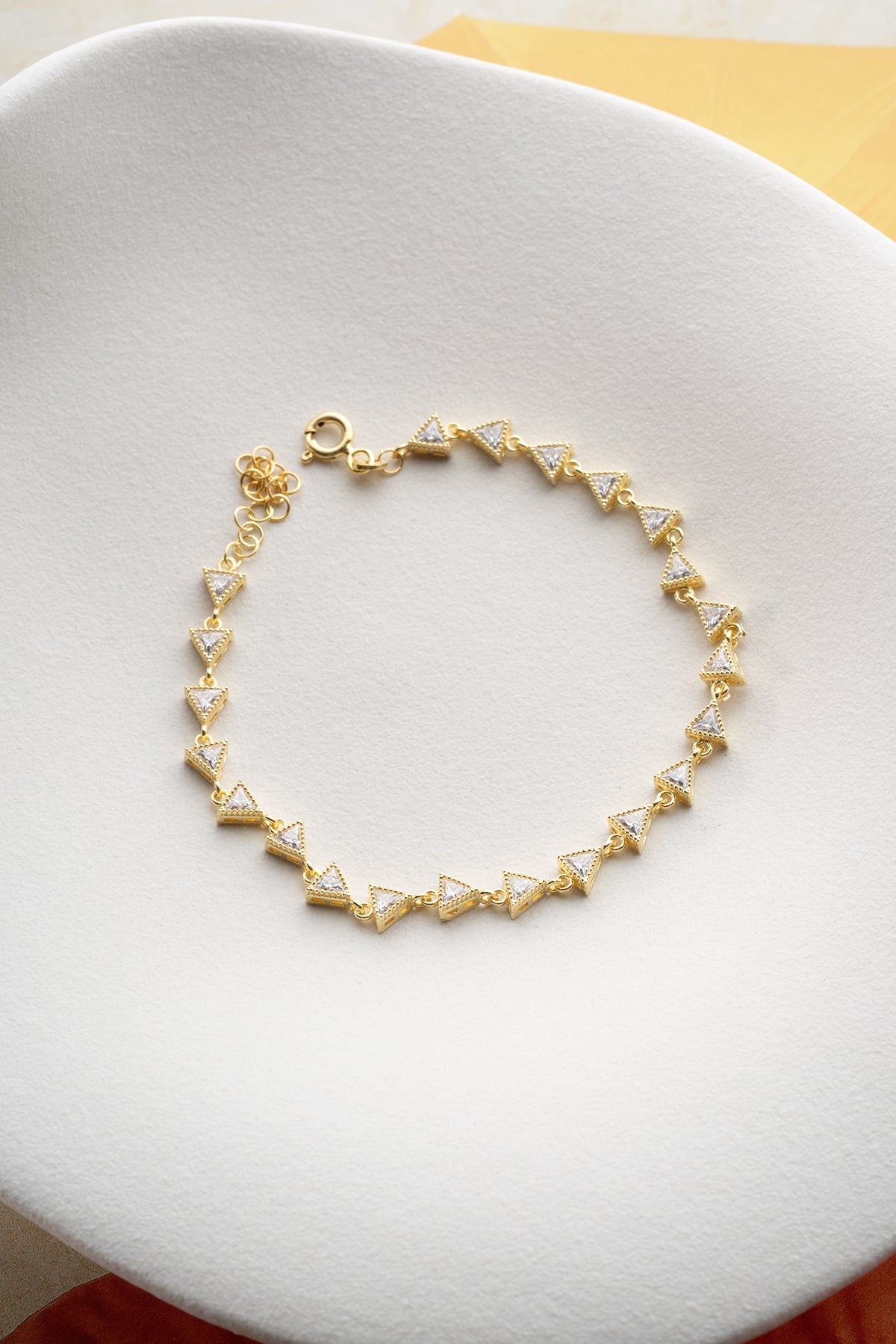 Bracelet en forme de triangle plaqué or & Zircone