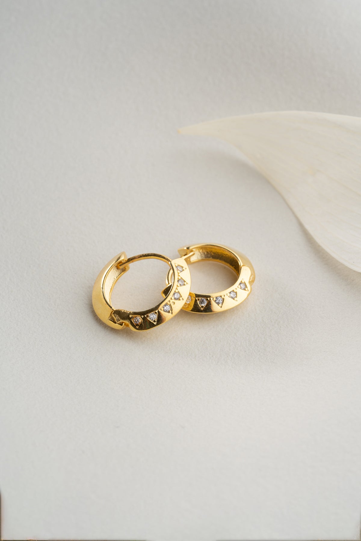 Créoles scintillantes – Boucles d'oreilles triangulaires en pierre | Argent & Doré