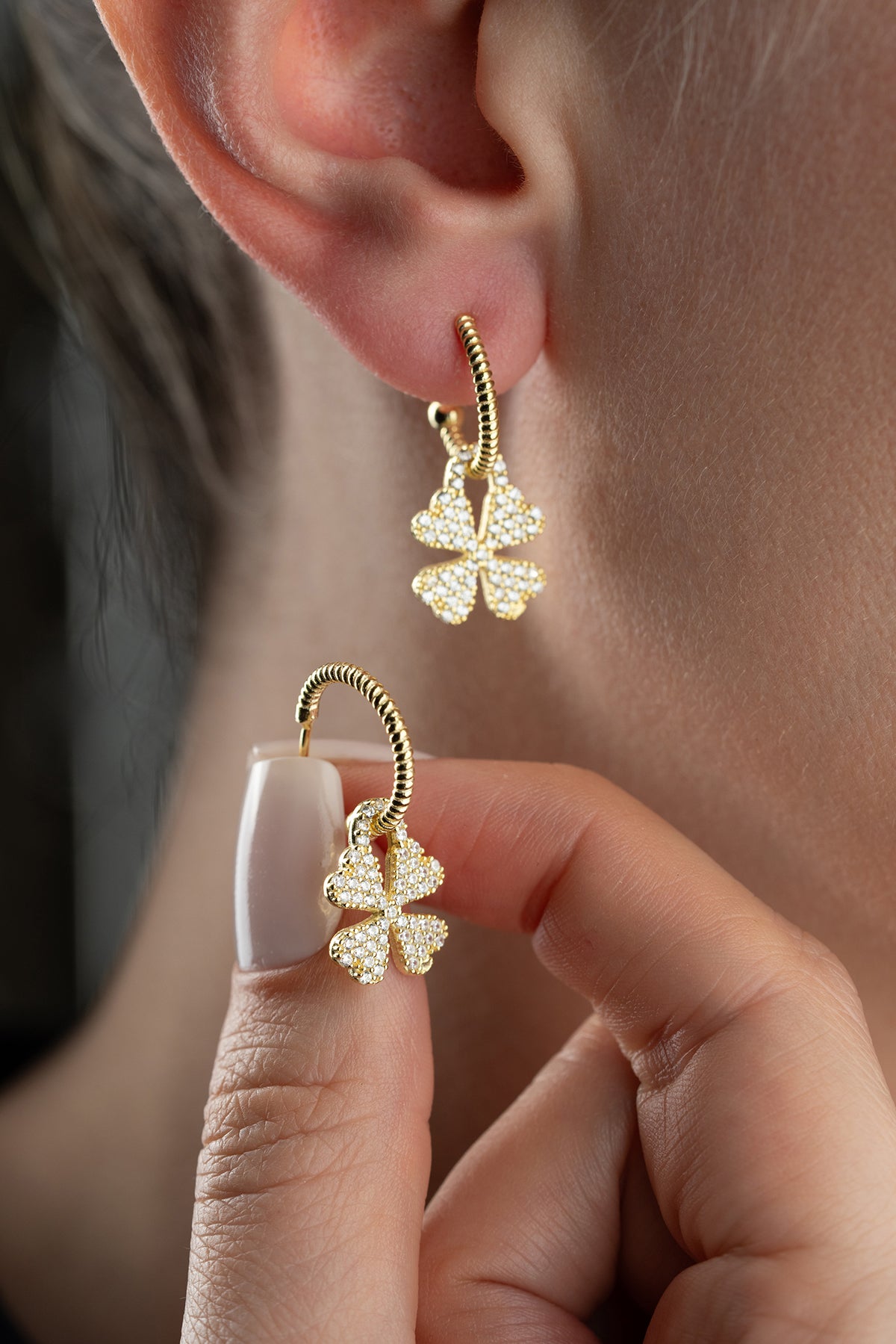 Boucles d'oreilles avec des calculs avec des pierres